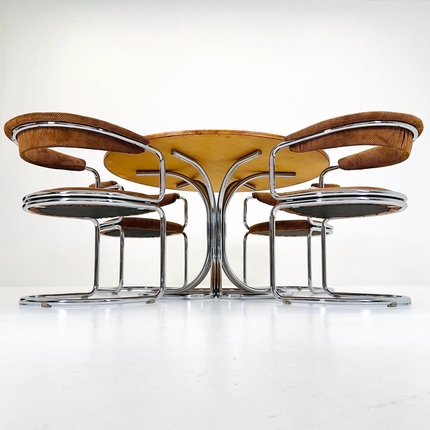 Mid Century Modern Dining set “Maia” Round Dining Table by Giotto Stoppino for Bernini, and 4x Cognac velvet dining armchairs Italy 1980s