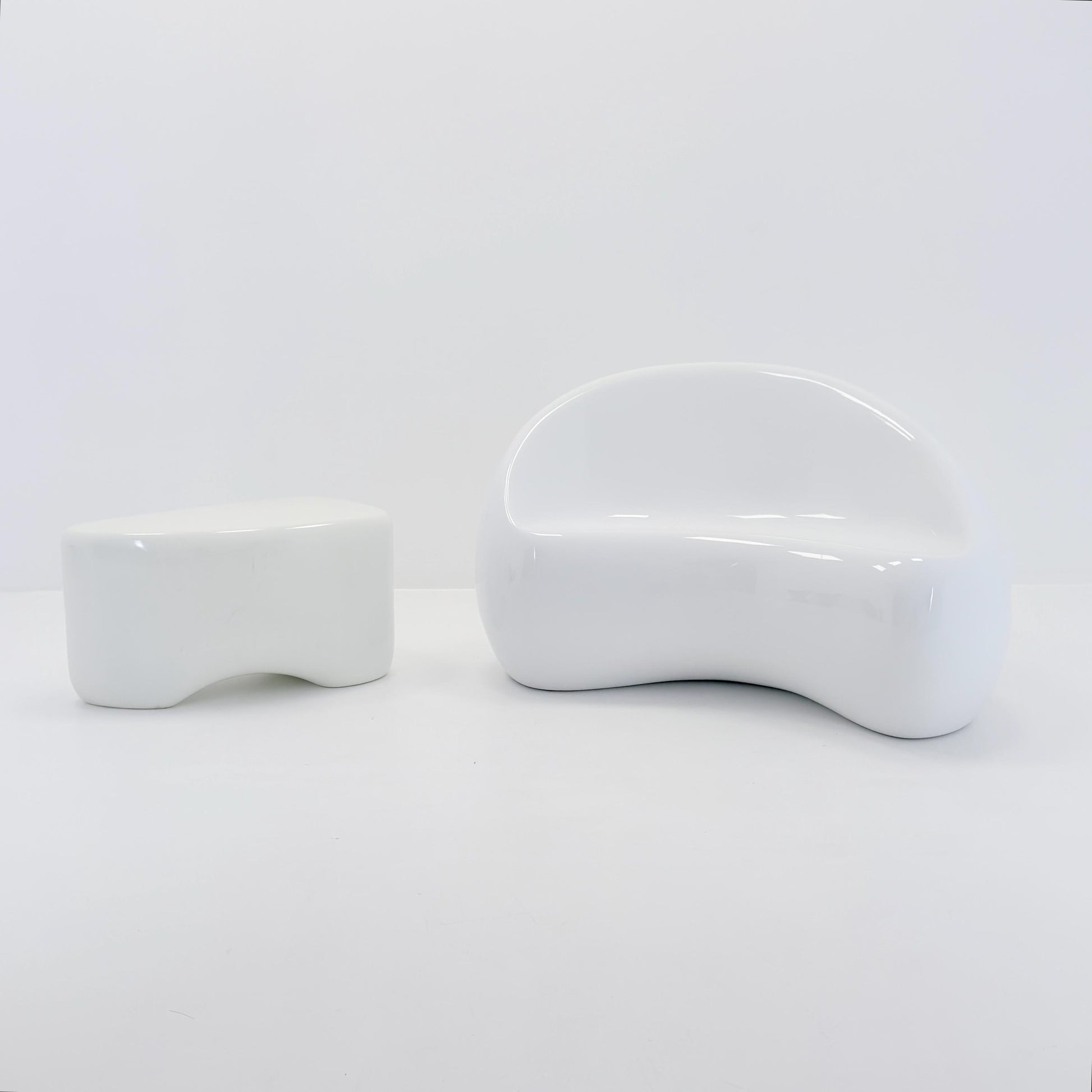 Mid-Century Space Age Lounge Chair & Side Table Set “Polli” – White Gel-Coated Fiberglass – Germany, 1980s – Sculptural Organic Design