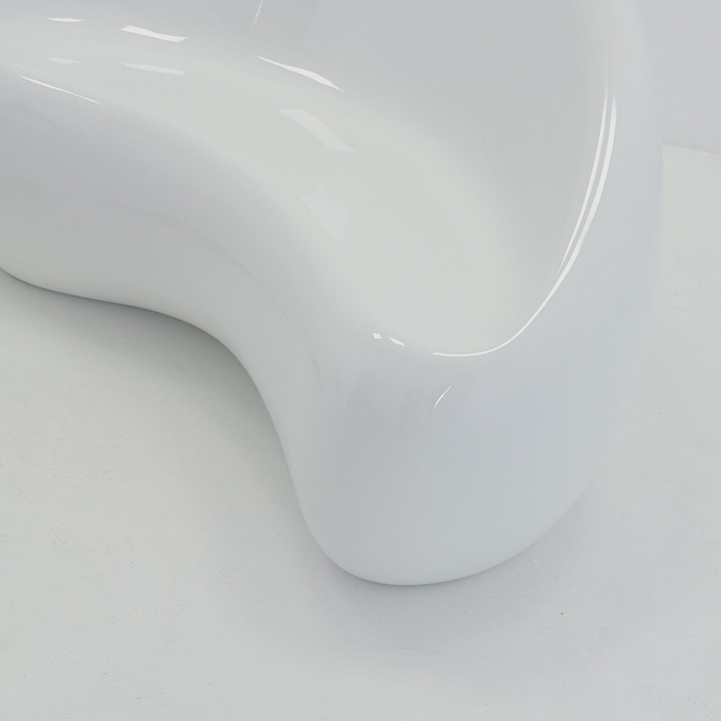 Mid-Century Space Age Lounge Chair & Side Table Set “Polli” – White Gel-Coated Fiberglass – Germany, 1980s – Sculptural Organic Design