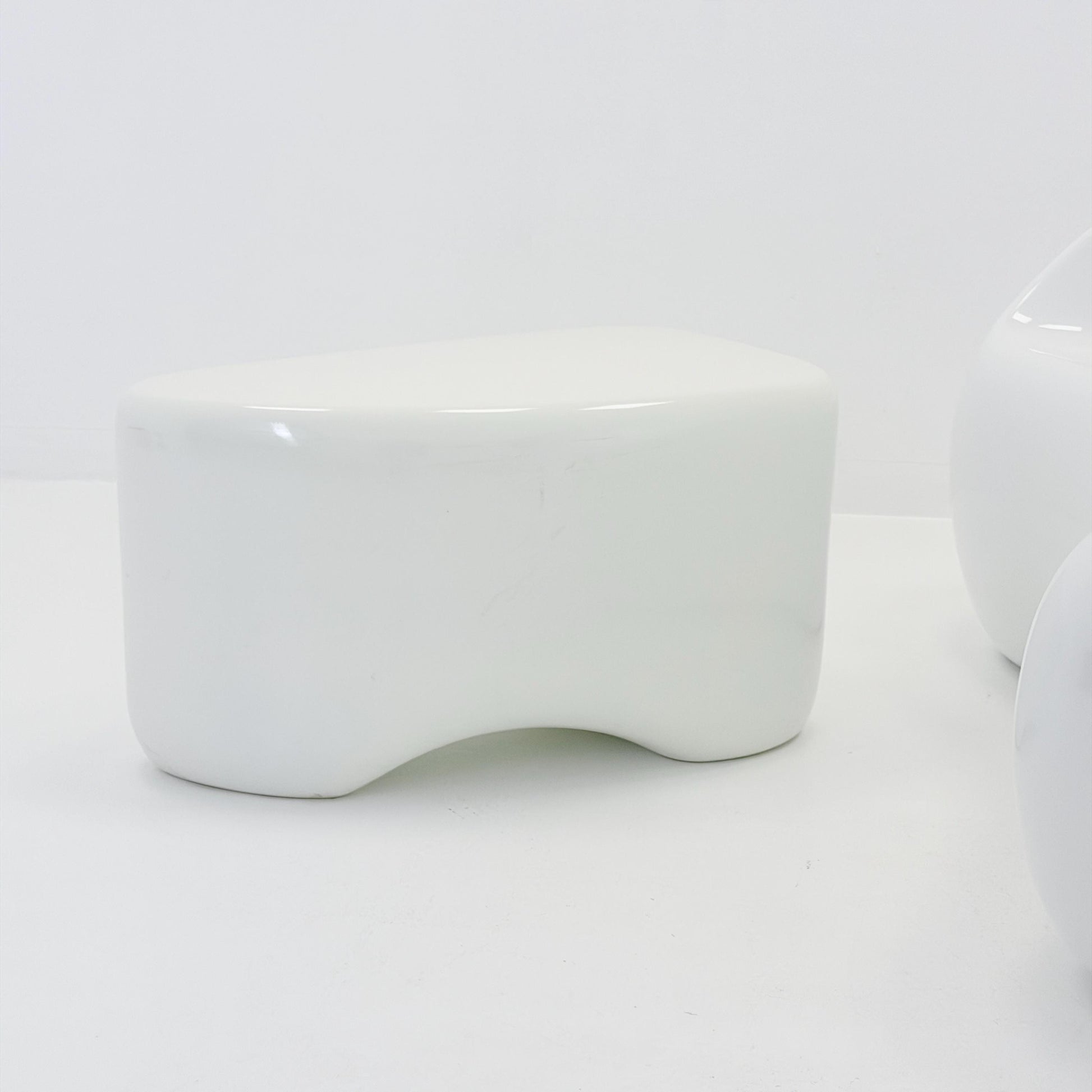 Mid-Century Space Age Lounge Chair & Side Table Set “Polli” – White Gel-Coated Fiberglass – Germany, 1980s – Sculptural Organic Design