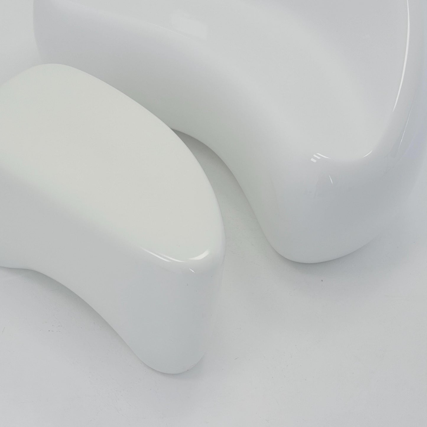 Mid-Century Space Age Lounge Chair & Side Table Set “Polli” – White Gel-Coated Fiberglass – Germany, 1980s – Sculptural Organic Design