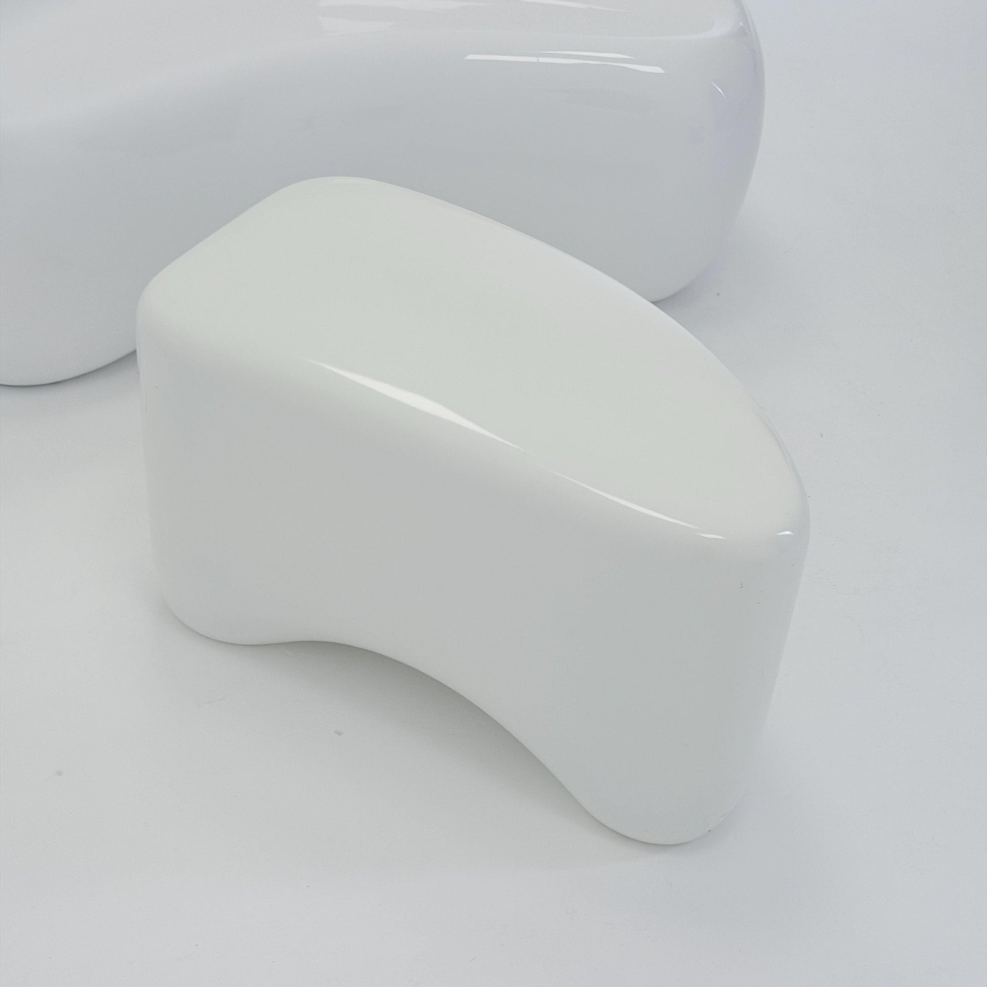 Mid-Century Space Age Lounge Chair & Side Table Set “Polli” – White Gel-Coated Fiberglass – Germany, 1980s – Sculptural Organic Design
