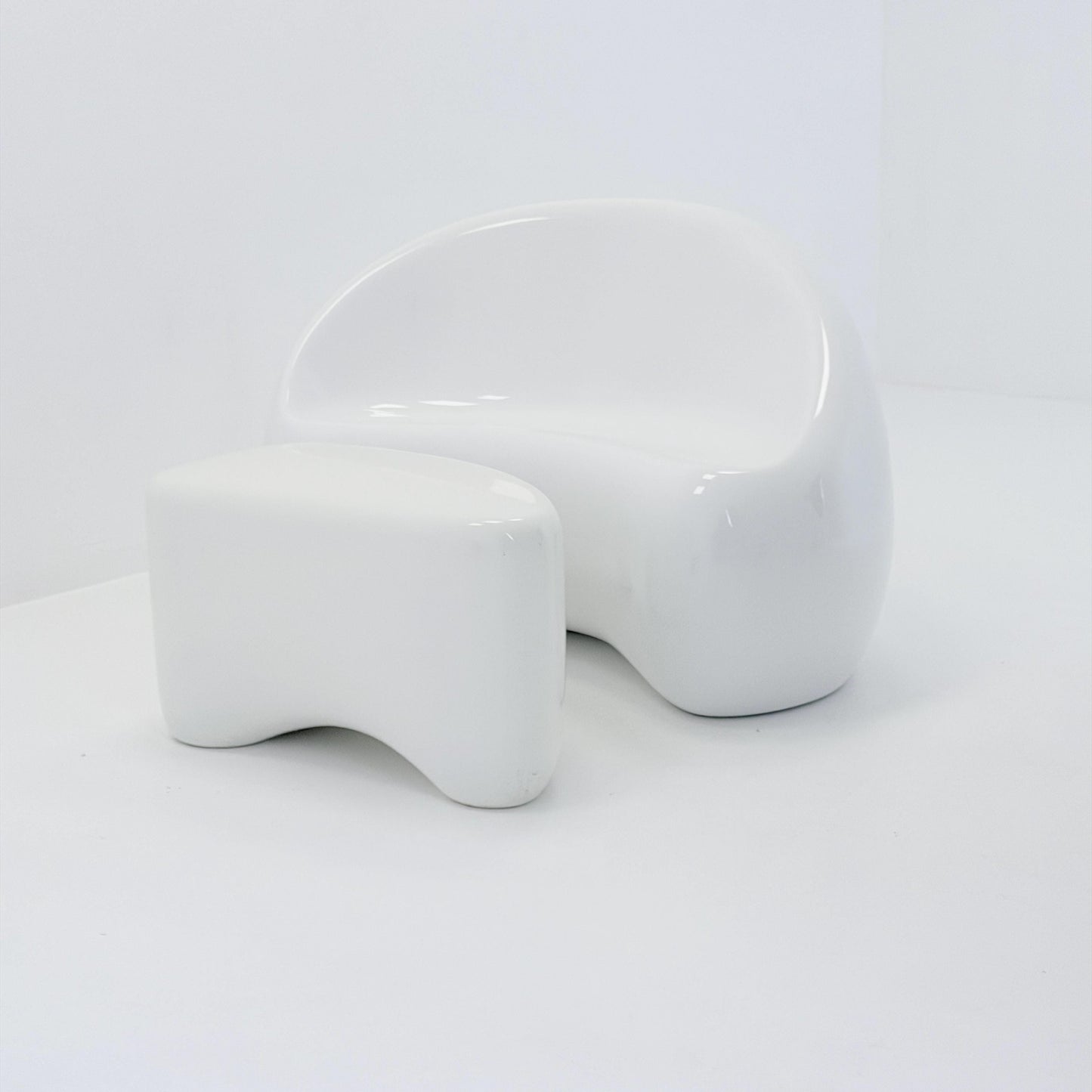 Mid-Century Space Age Lounge Chair & Side Table Set “Polli” – White Gel-Coated Fiberglass – Germany, 1980s – Sculptural Organic Design