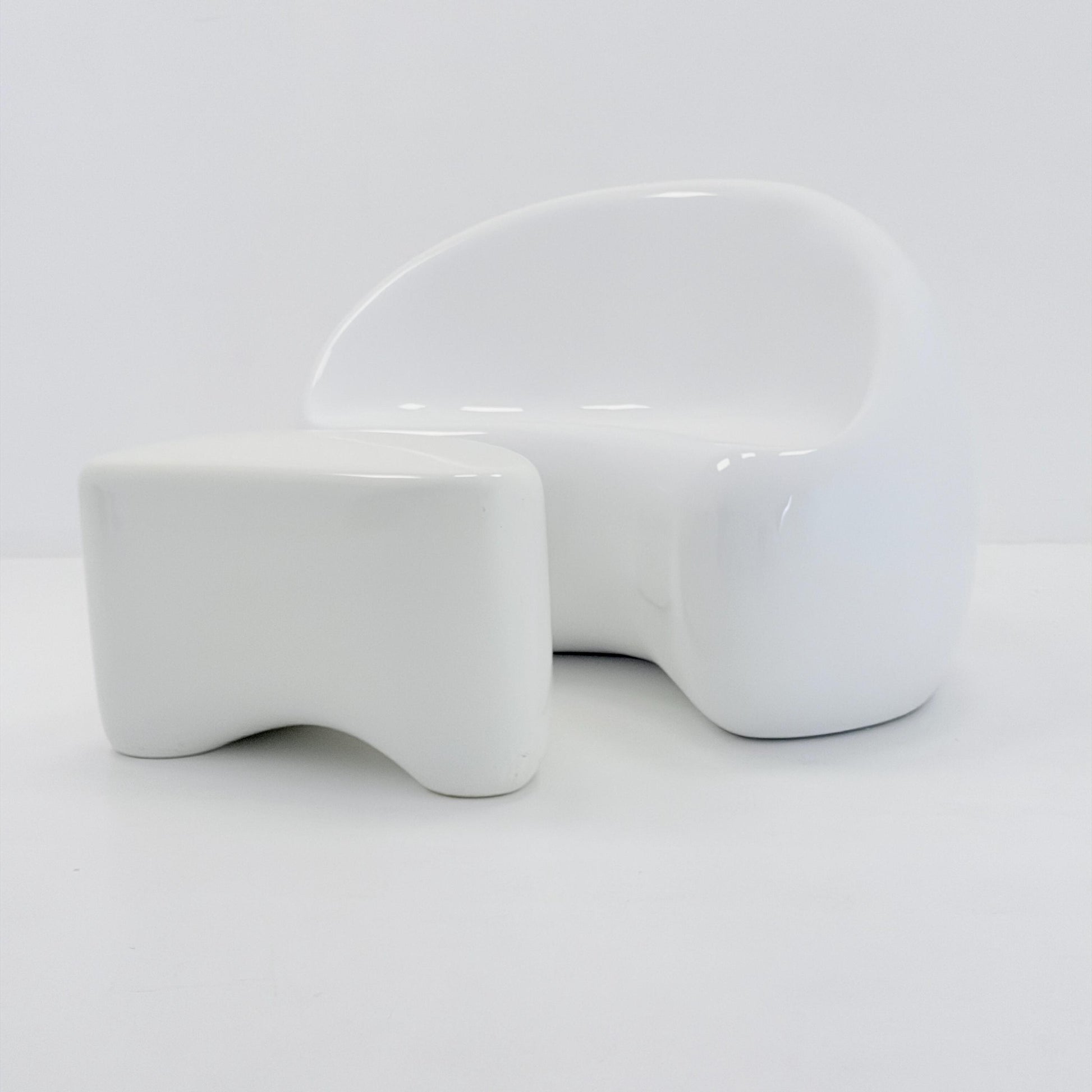 Mid-Century Space Age Lounge Chair & Side Table Set “Polli” – White Gel-Coated Fiberglass – Germany, 1980s – Sculptural Organic Design