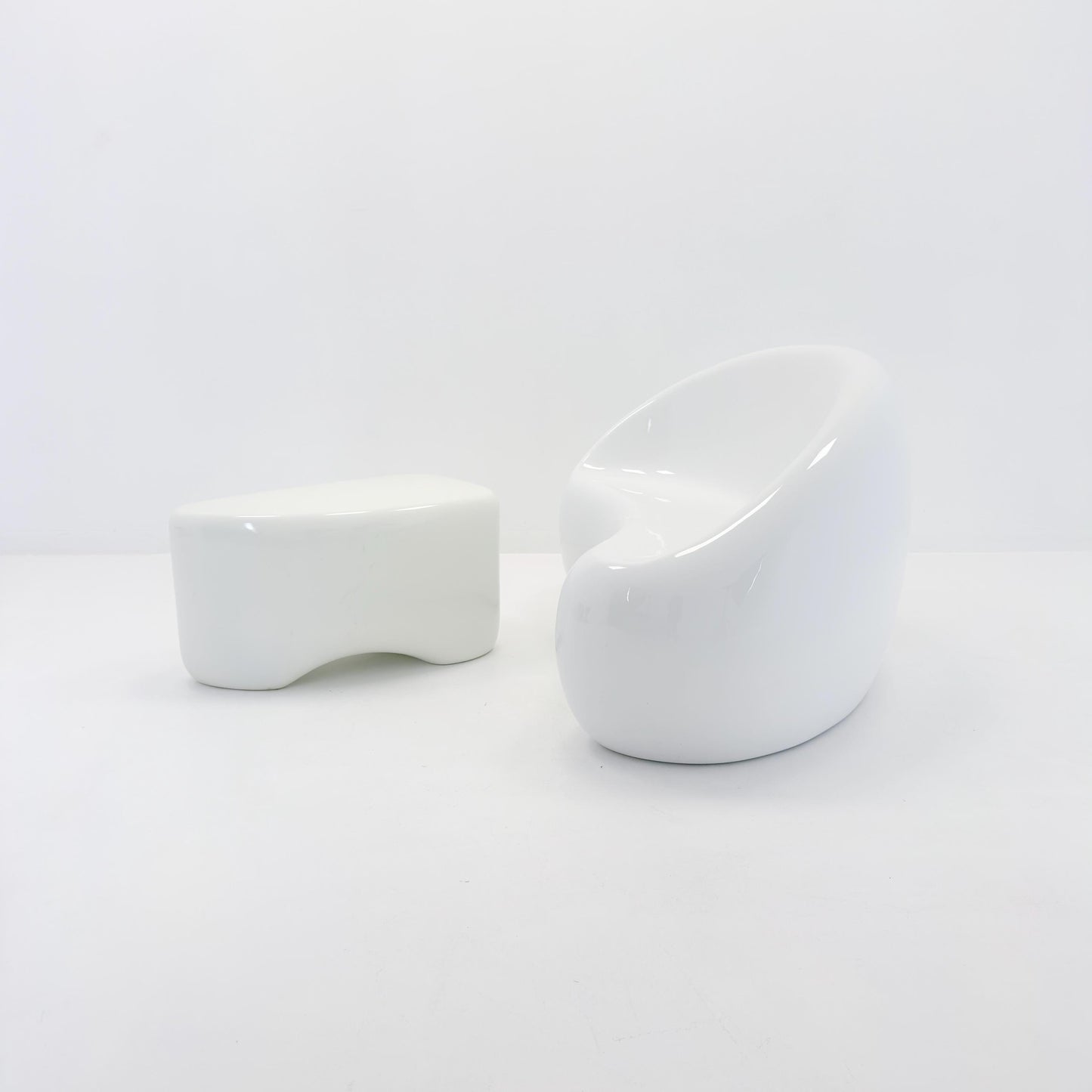 Mid-Century Space Age Lounge Chair & Side Table Set “Polli” – White Gel-Coated Fiberglass – Germany, 1980s – Sculptural Organic Design