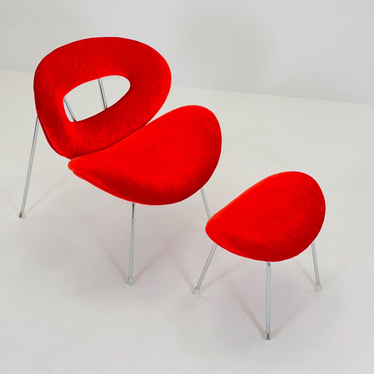 Set of 2 Mid century Pop art design armchairs - footstools set with red velvet pattern in Pierre Paulin style from Kare design 1980s