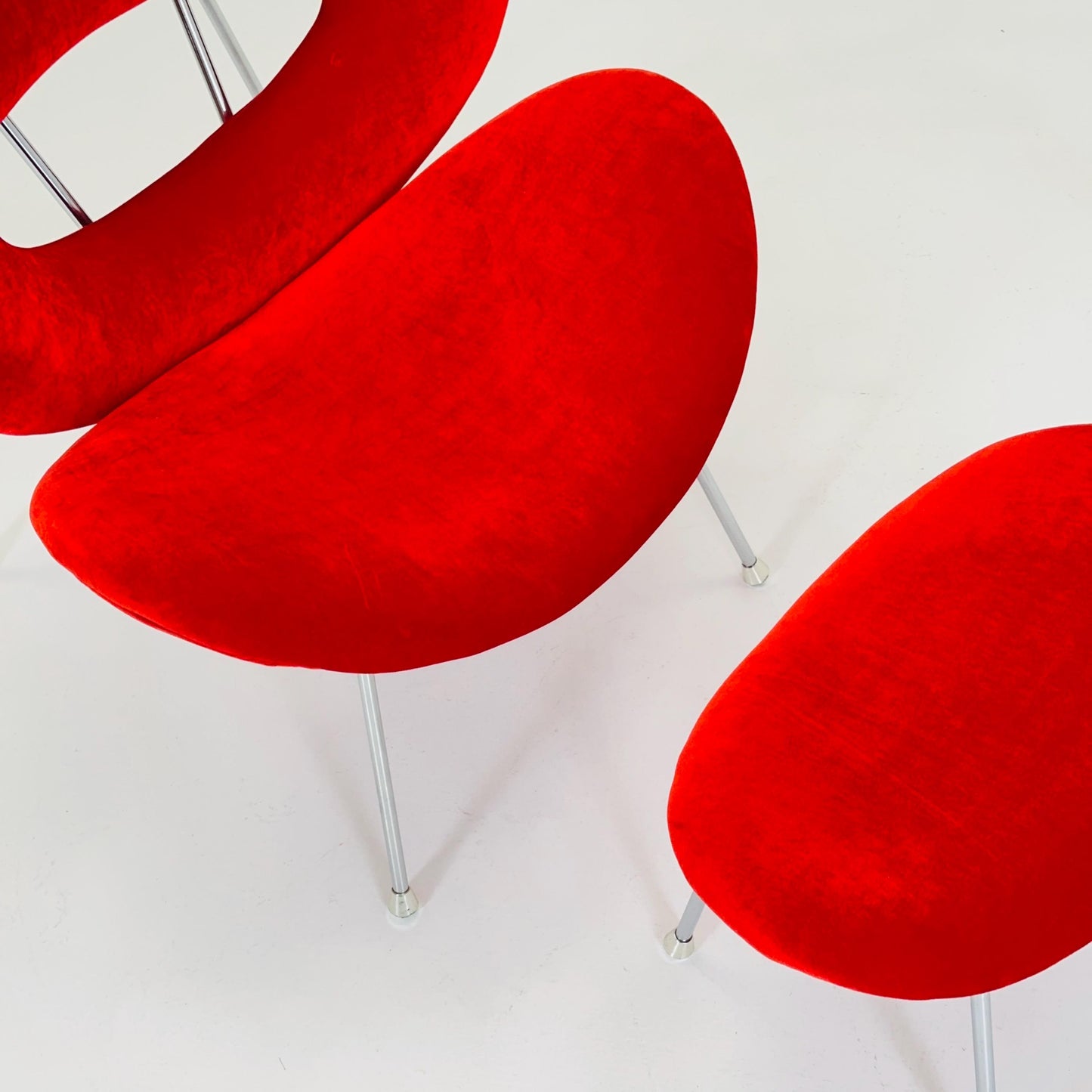 Set of 2 Mid century Pop art design armchairs - footstools set with red velvet pattern in Pierre Paulin style from Kare design 1980s