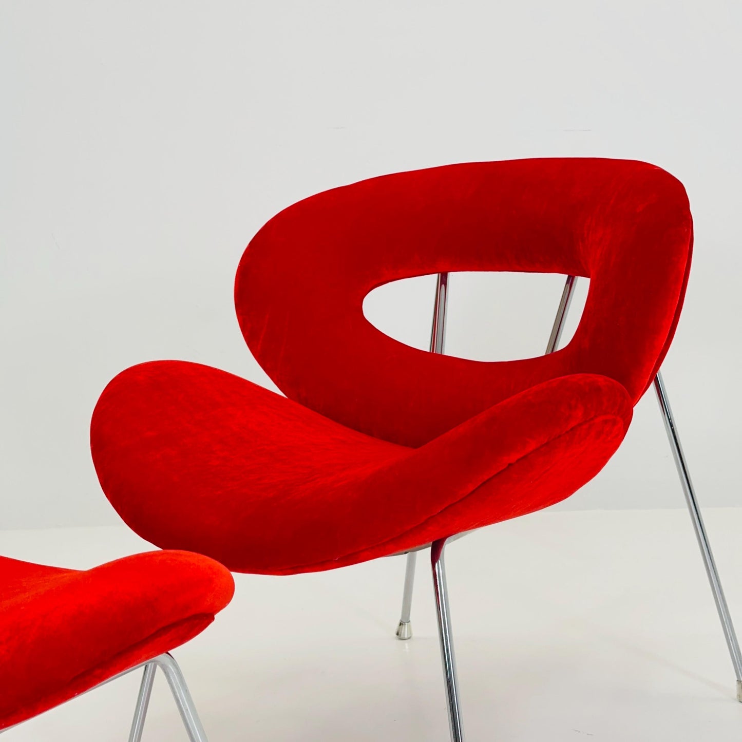 Set of 2 Mid century Pop art design armchairs - footstools set with red velvet pattern in Pierre Paulin style from Kare design 1980s