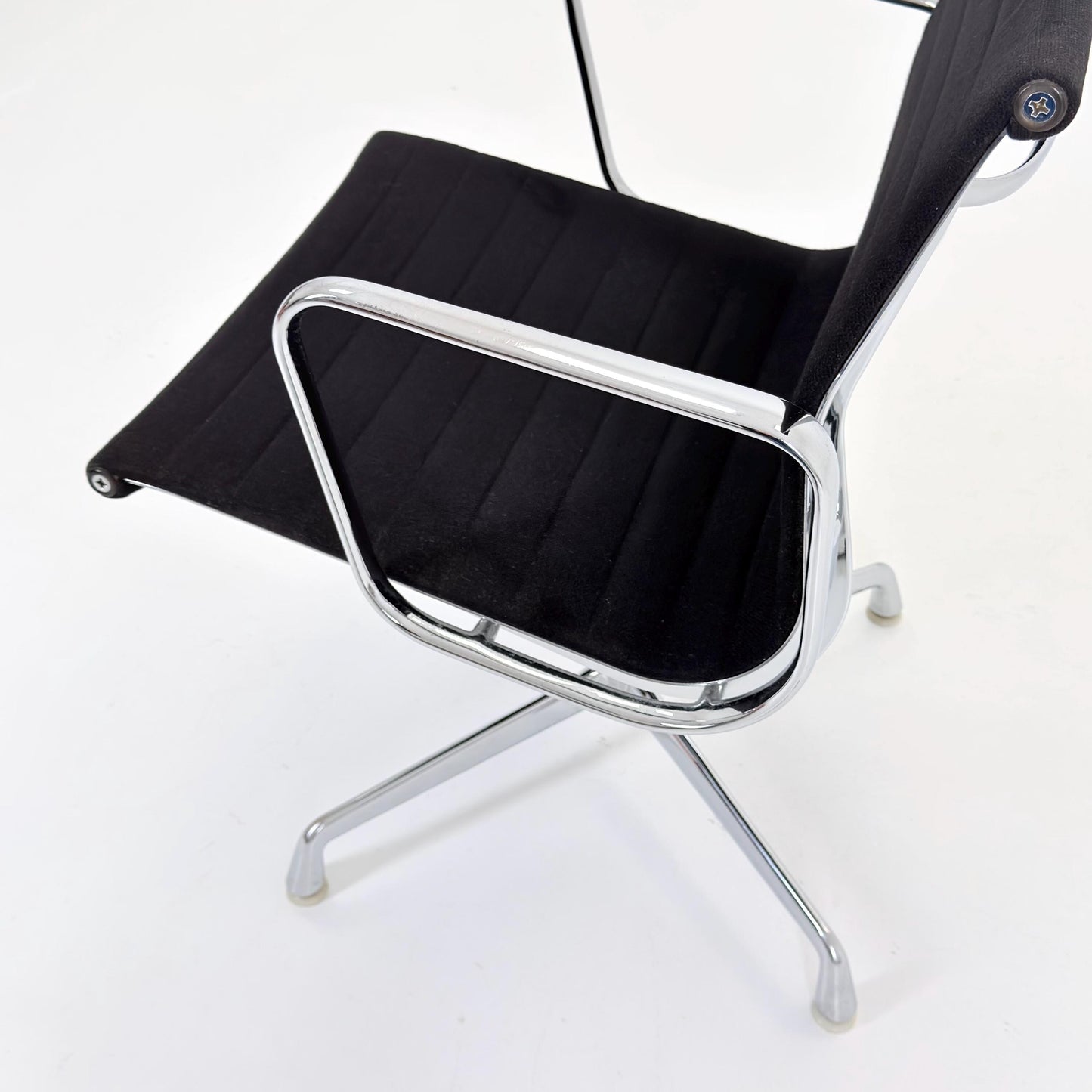 Mid-Century EA 107 Aluminum Chair by Charles & Ray Eames for Herman Miller | Swivel Armchair | Black Fabric | 1980s