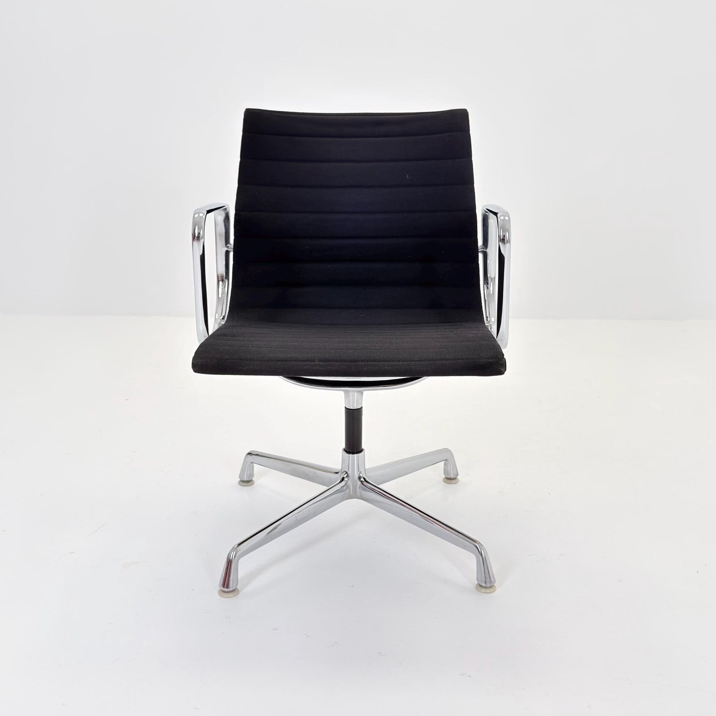 Mid-Century EA 107 Aluminum Chair by Charles & Ray Eames for Herman Miller | Swivel Armchair | Black Fabric | 1980s