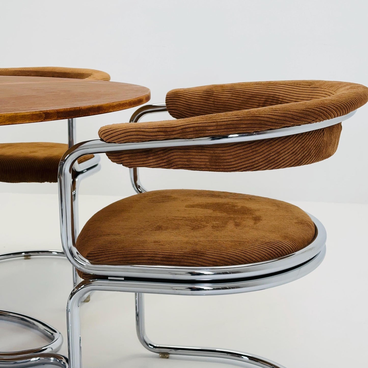 Mid Century Modern Dining set “Maia” Round Dining Table by Giotto Stoppino for Bernini, and 4x Cognac velvet dining armchairs Italy 1980s