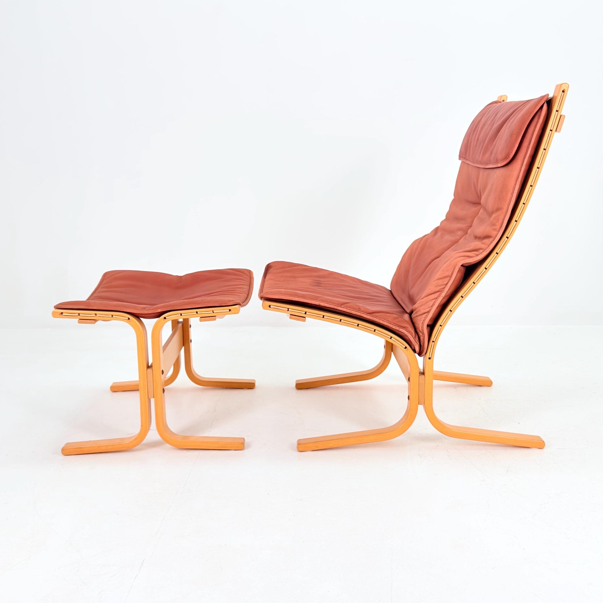 Mid century lounge chair “Siesta” and ottoman by Ingmar Relling, Westnofa Furniture, Norway 1980s
