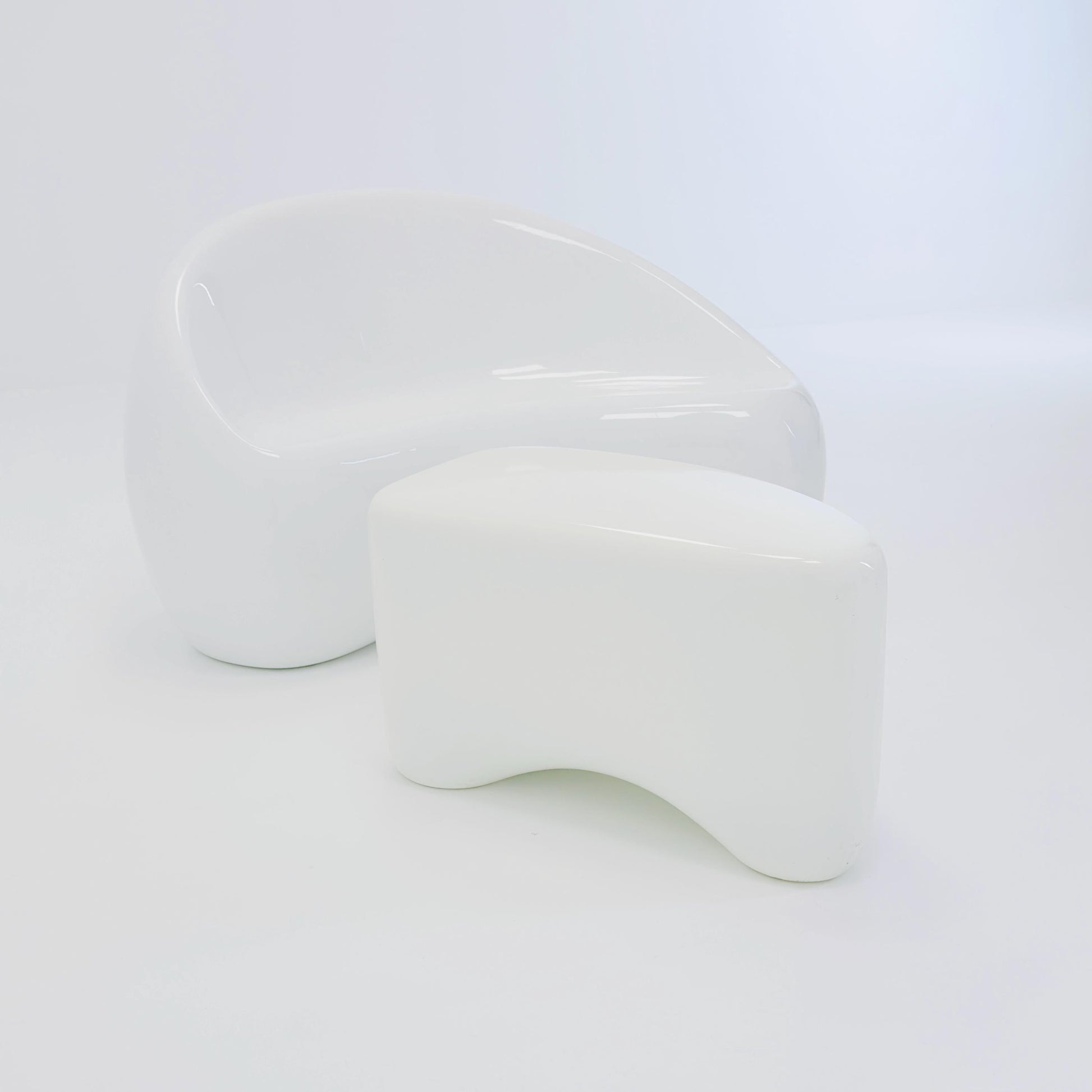 Mid-Century Space Age Lounge Chair & Side Table Set “Polli” – White Gel-Coated Fiberglass – Germany, 1980s – Sculptural Organic Design