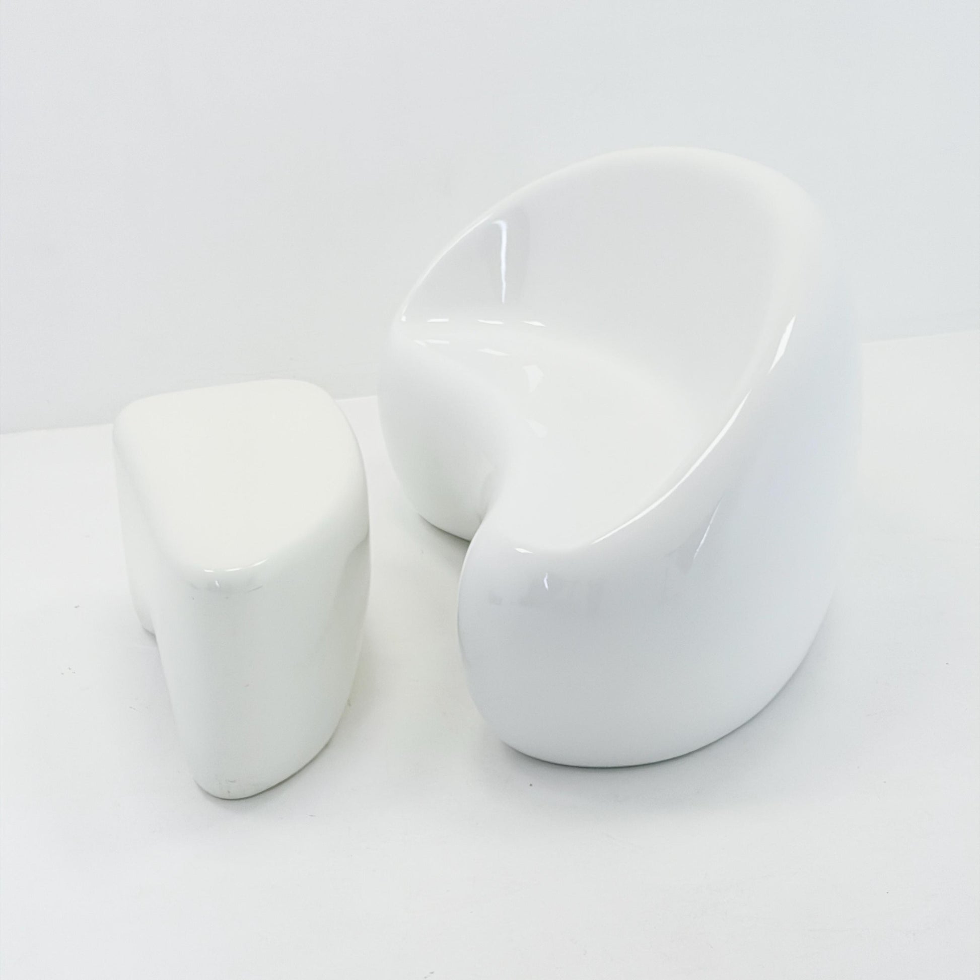 Mid-Century Space Age Lounge Chair & Side Table Set “Polli” – White Gel-Coated Fiberglass – Germany, 1980s – Sculptural Organic Design