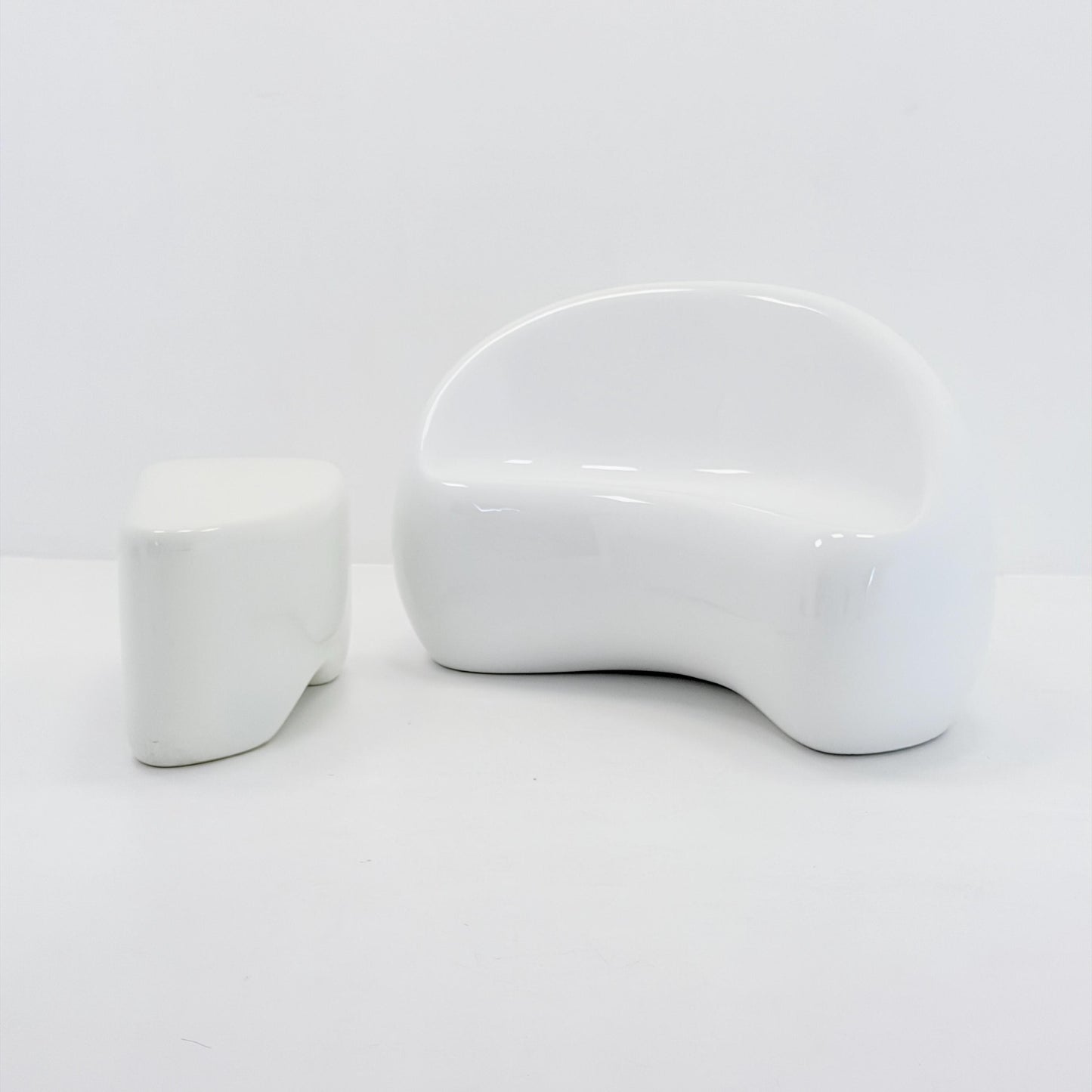 Mid-Century Space Age Lounge Chair & Side Table Set “Polli” – White Gel-Coated Fiberglass – Germany, 1980s – Sculptural Organic Design