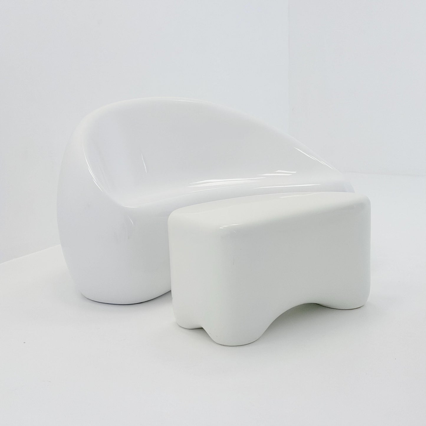 Mid-Century Space Age Lounge Chair & Side Table Set “Polli” – White Gel-Coated Fiberglass – Germany, 1980s – Sculptural Organic Design