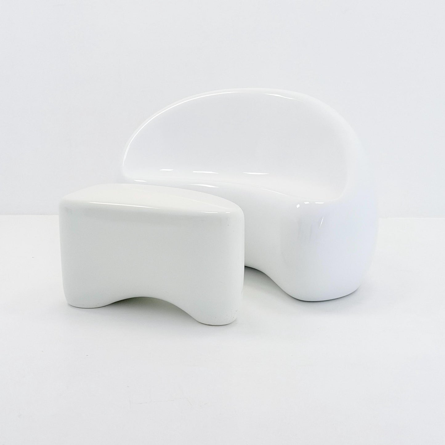 Mid-Century Space Age Lounge Chair & Side Table Set “Polli” – White Gel-Coated Fiberglass – Germany, 1980s – Sculptural Organic Design