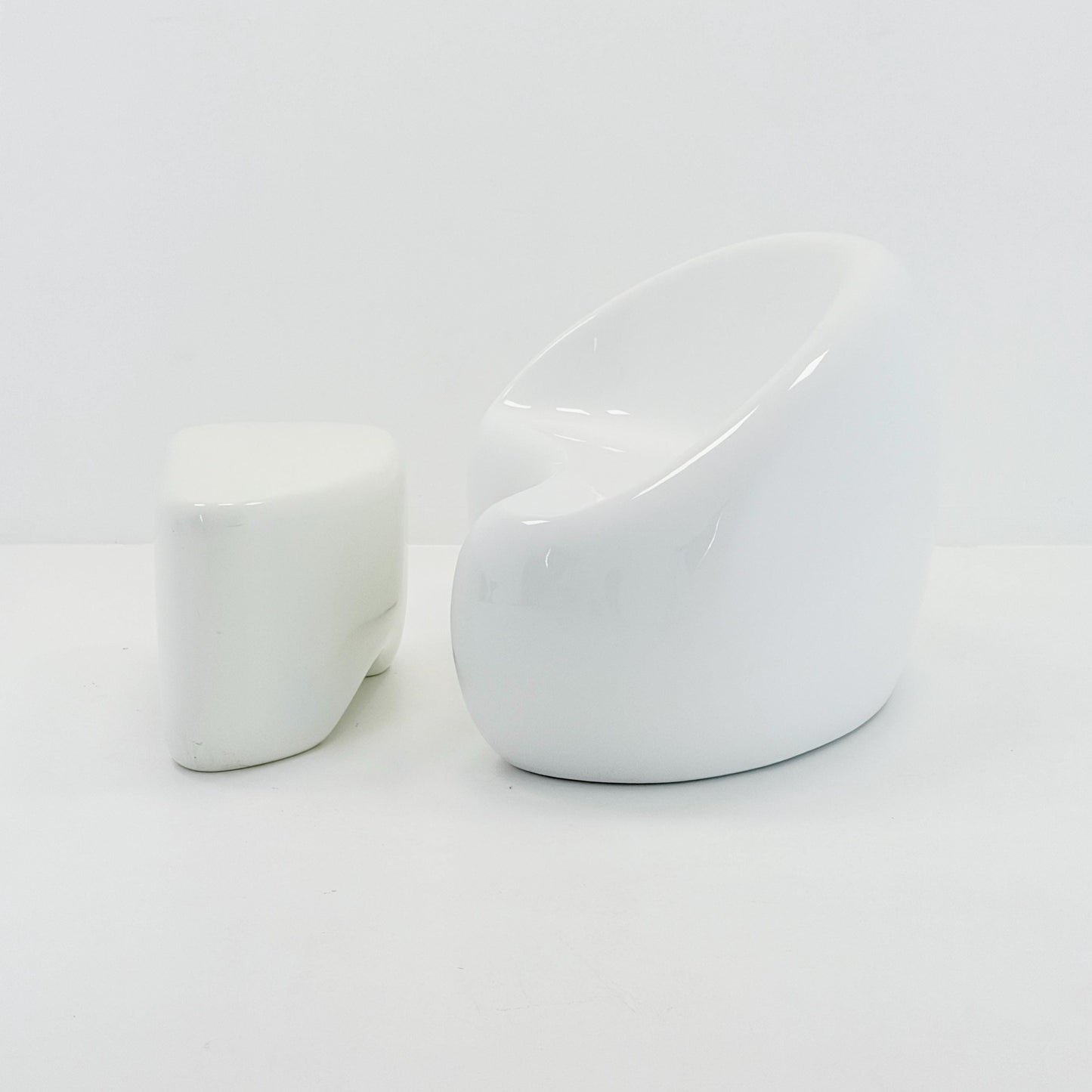 Mid-Century Space Age Lounge Chair & Side Table Set “Polli” – White Gel-Coated Fiberglass – Germany, 1980s – Sculptural Organic Design