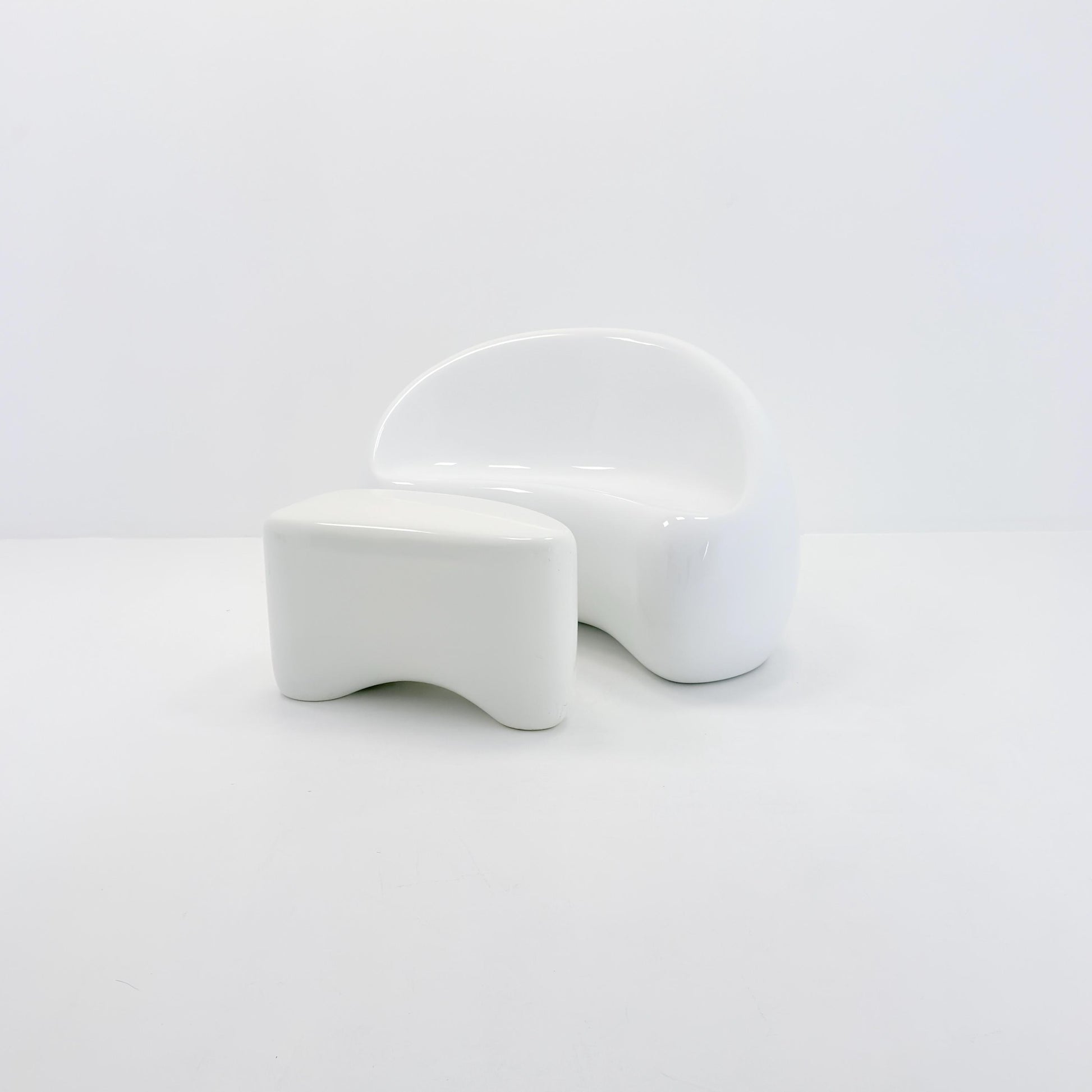 Mid-Century Space Age Lounge Chair & Side Table Set “Polli” – White Gel-Coated Fiberglass – Germany, 1980s – Sculptural Organic Design