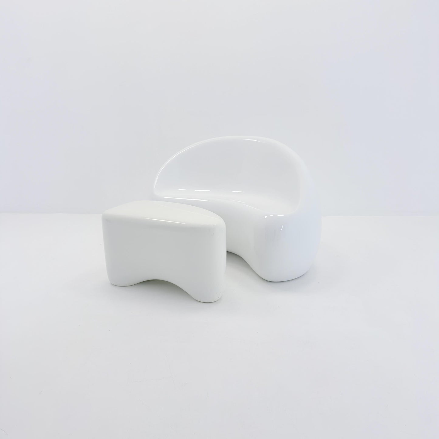 Mid-Century Space Age Lounge Chair & Side Table Set “Polli” – White Gel-Coated Fiberglass – Germany, 1980s – Sculptural Organic Design