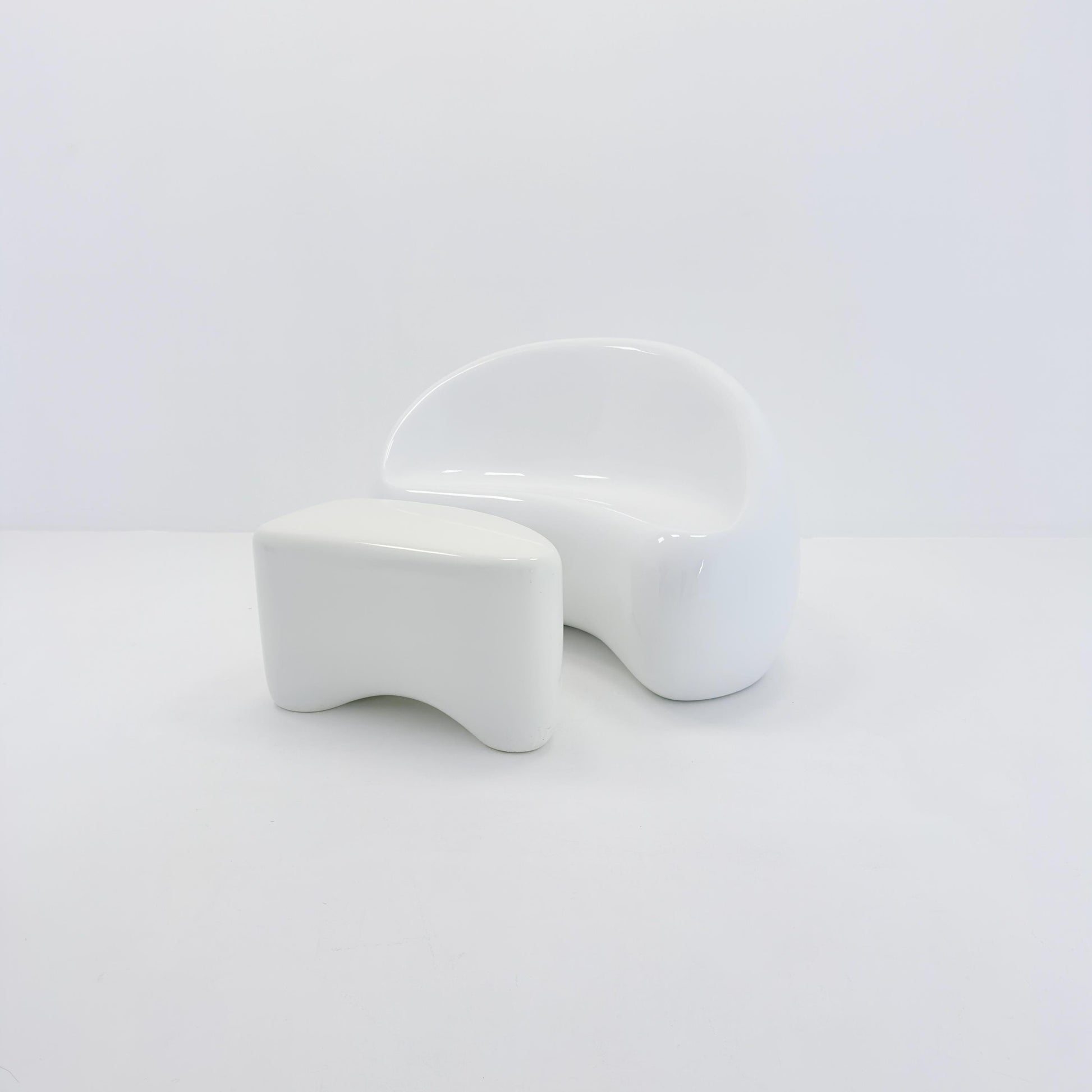 Mid-Century Space Age Lounge Chair & Side Table Set “Polli” – White Gel-Coated Fiberglass – Germany, 1980s – Sculptural Organic Design