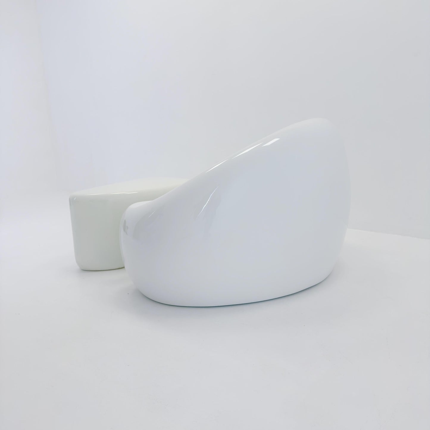 Mid-Century Space Age Lounge Chair & Side Table Set “Polli” – White Gel-Coated Fiberglass – Germany, 1980s – Sculptural Organic Design
