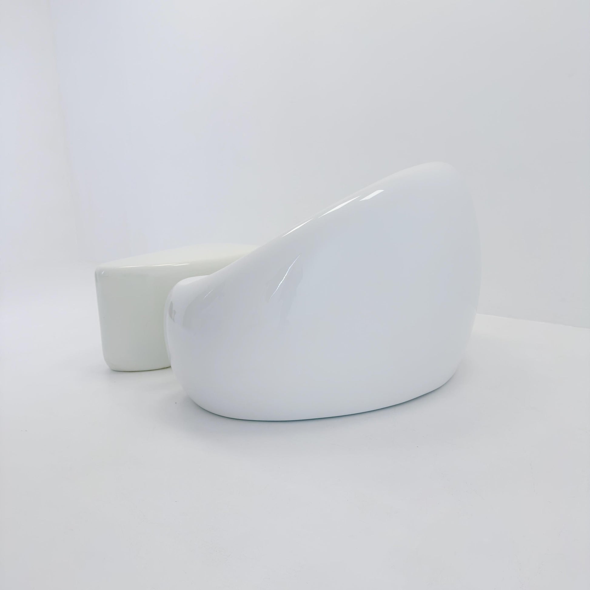 Mid-Century Space Age Lounge Chair & Side Table Set “Polli” – White Gel-Coated Fiberglass – Germany, 1980s – Sculptural Organic Design