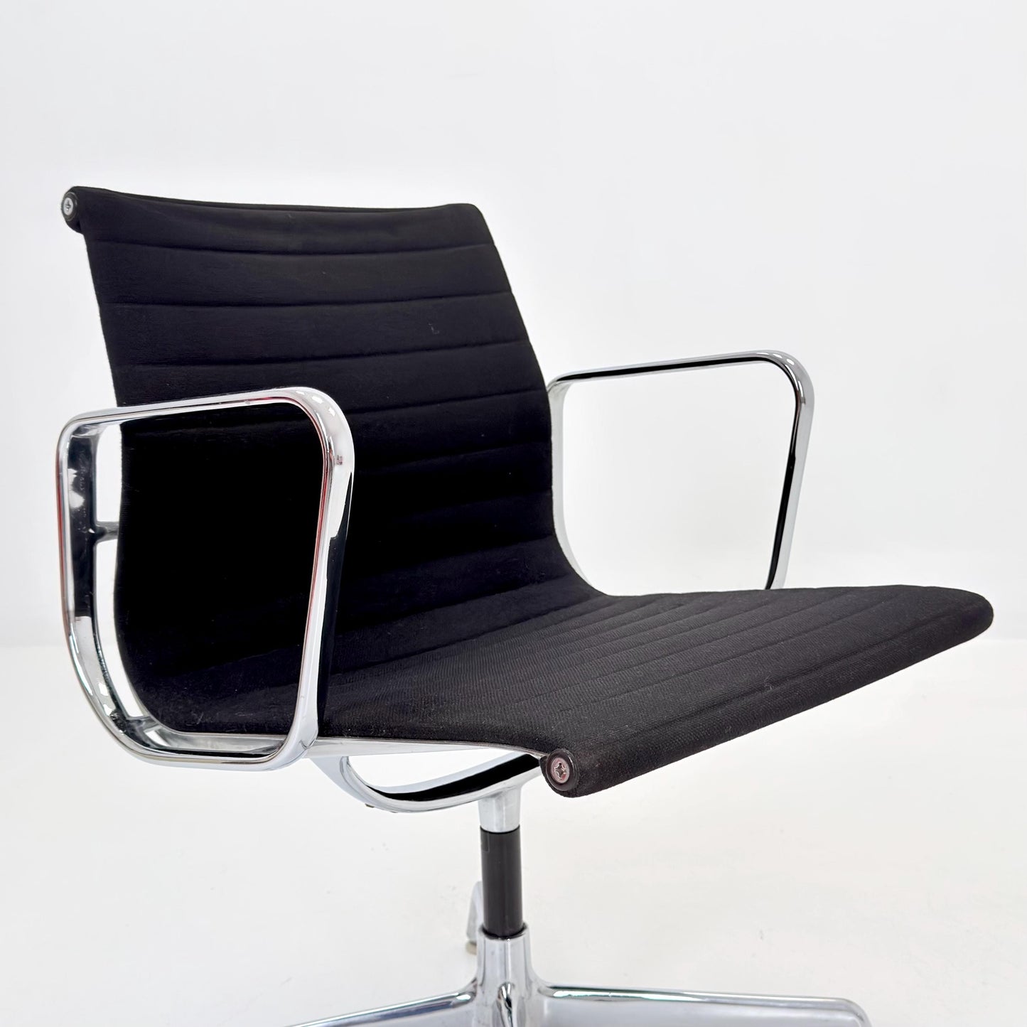 Mid-Century EA 107 Aluminum Chair by Charles & Ray Eames for Herman Miller | Swivel Armchair | Black Fabric | 1980s