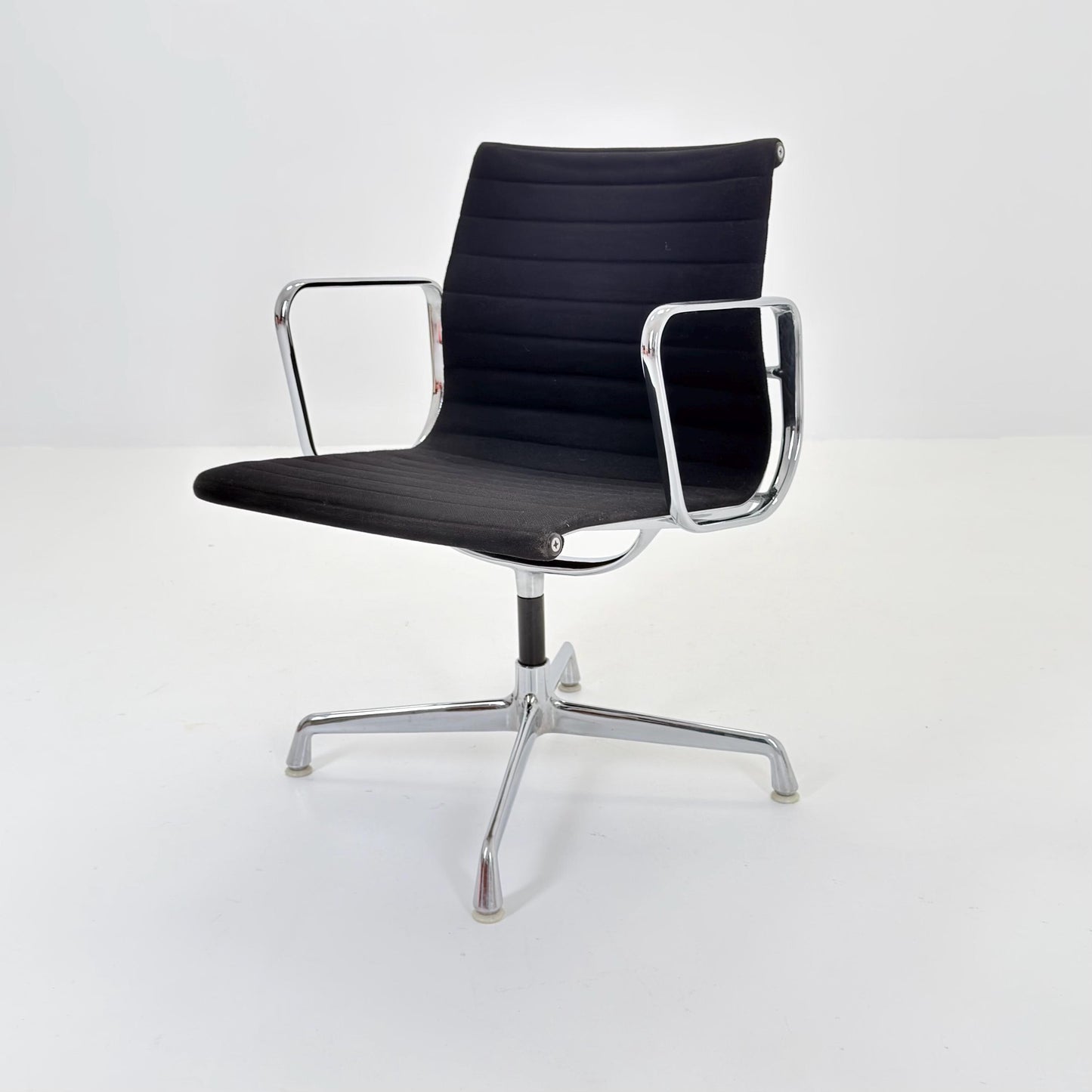 Mid-Century EA 107 Aluminum Chair by Charles & Ray Eames for Herman Miller | Swivel Armchair | Black Fabric | 1980s