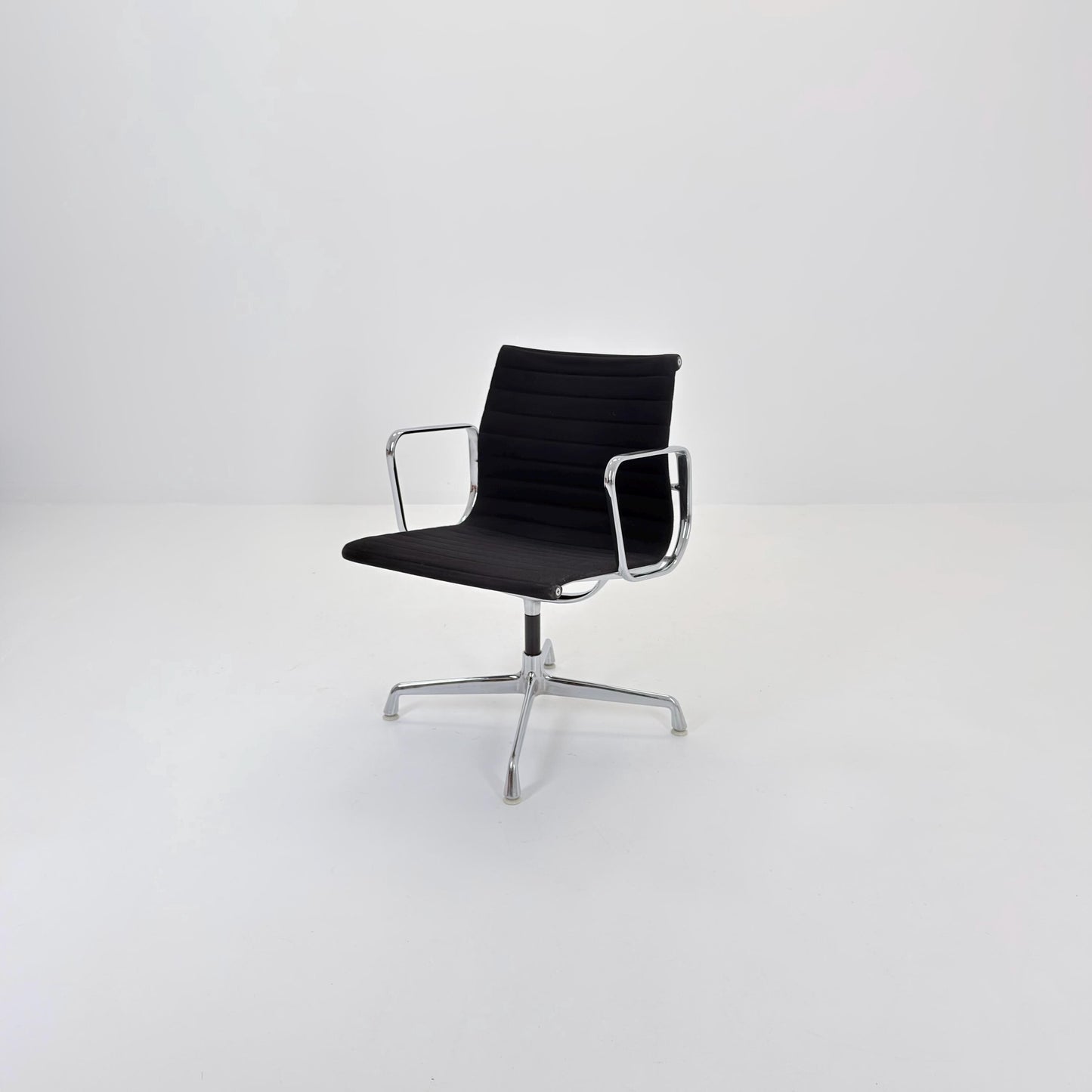 Mid-Century EA 107 Aluminum Chair by Charles & Ray Eames for Herman Miller | Swivel Armchair | Black Fabric | 1980s
