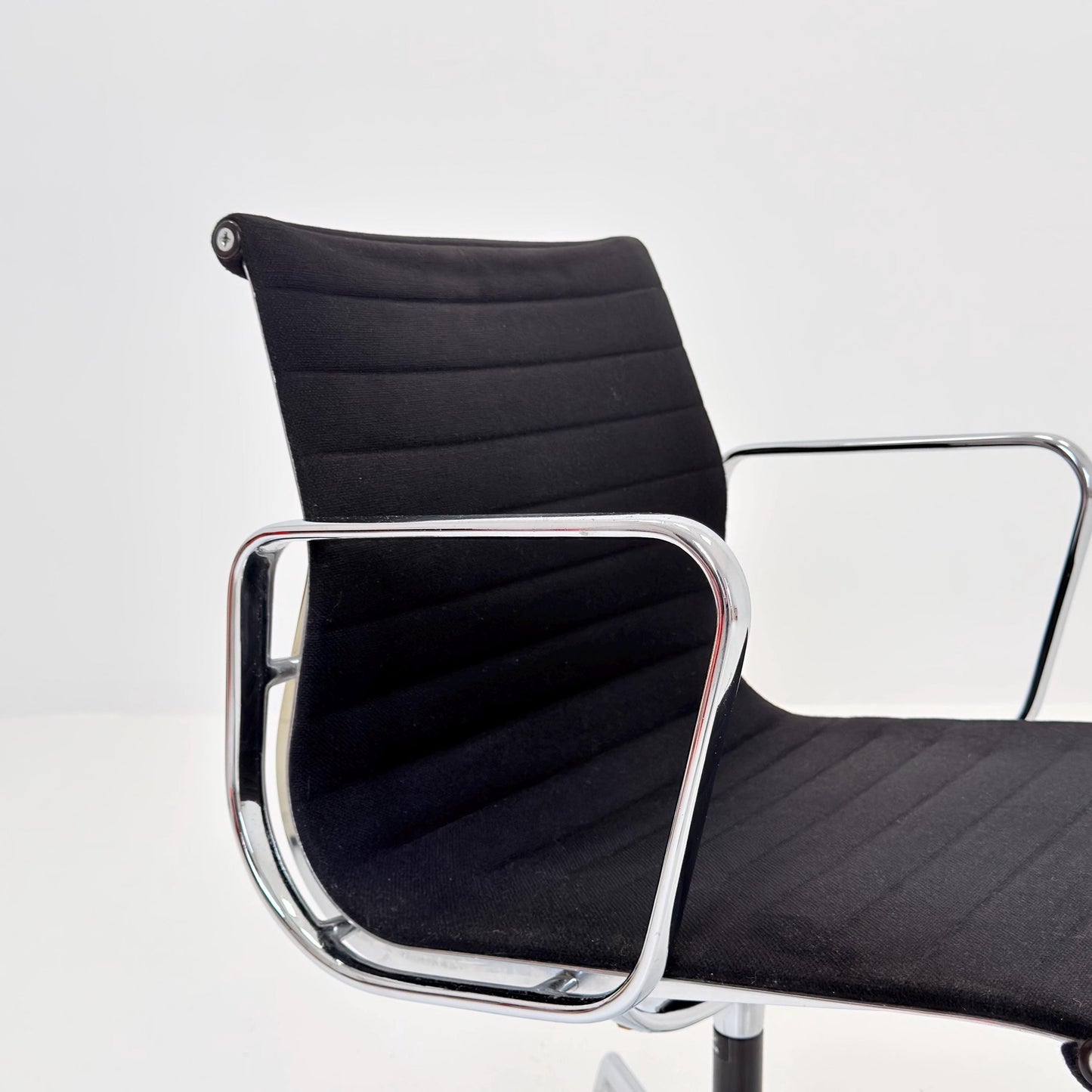 Mid-Century EA 107 Aluminum Chair by Charles & Ray Eames for Herman Miller | Swivel Armchair | Black Fabric | 1980s