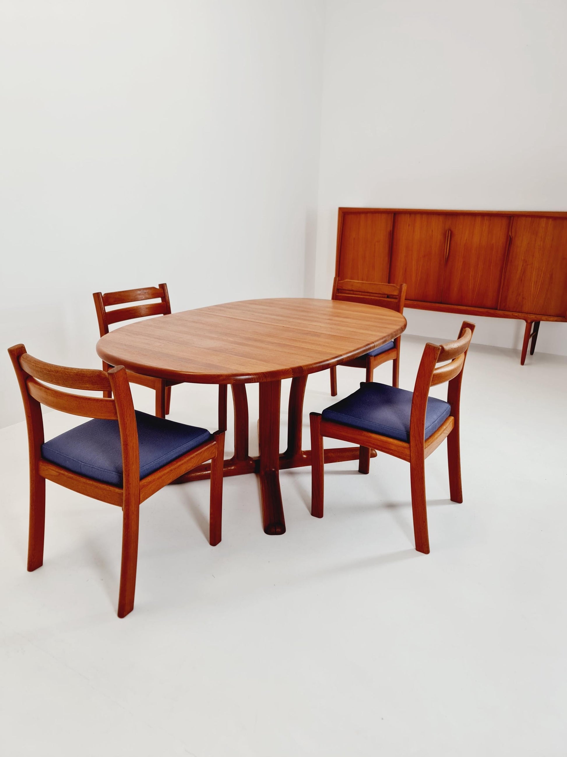 Mid century extendable Danish Modern Solid Teak XXL dining table by Dyrlund MöbelFabrik , 1970s
