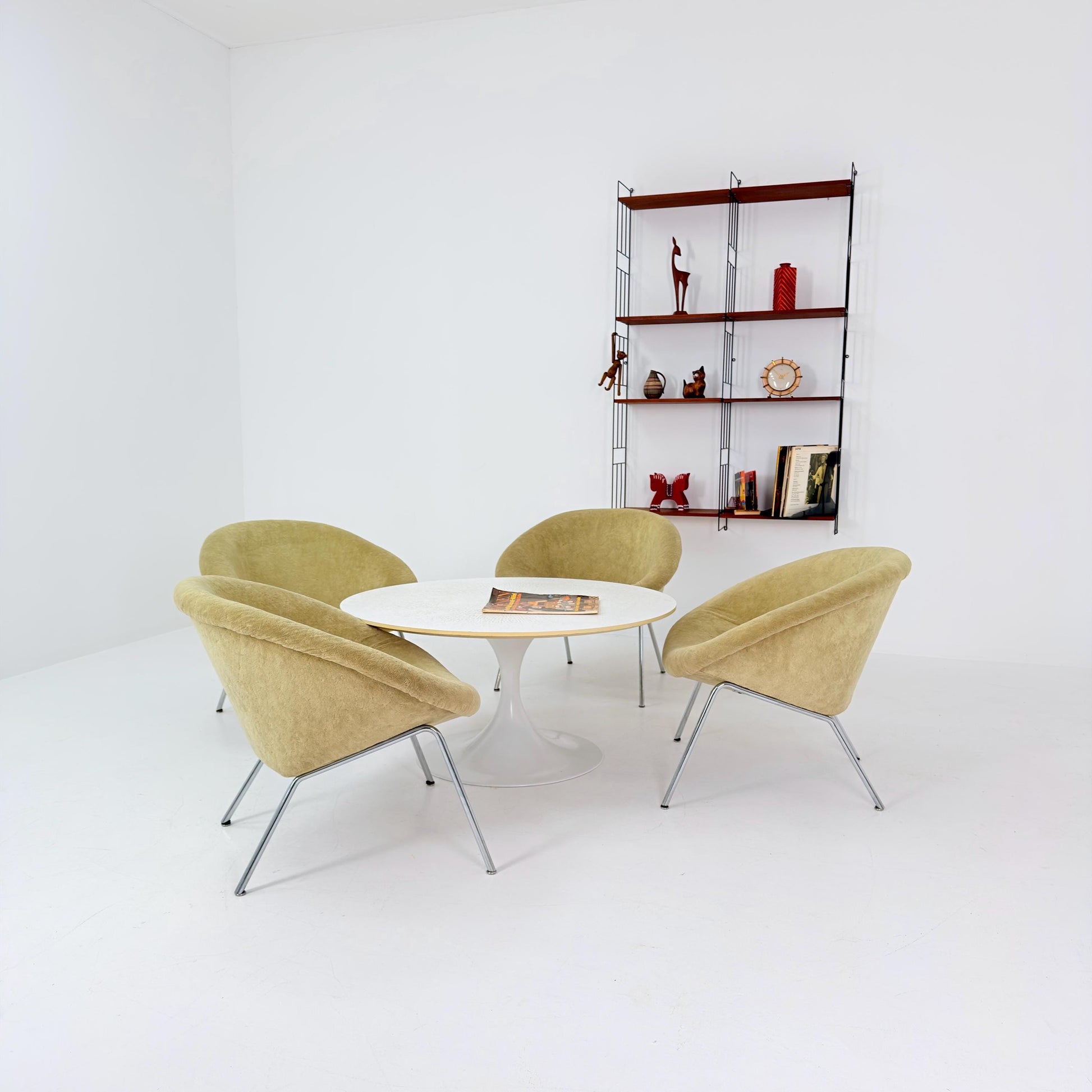 Mid Century Tulip Round Coffee Table by Kho Liang Ie for Artifort, 1960s Holland
