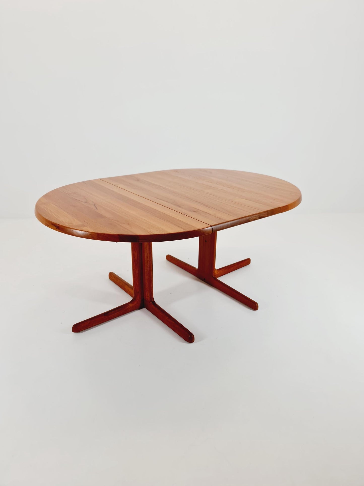 Mid century extendable Danish Modern Solid Teak dining table by Dyrlund MöbelFabrik , 1970s