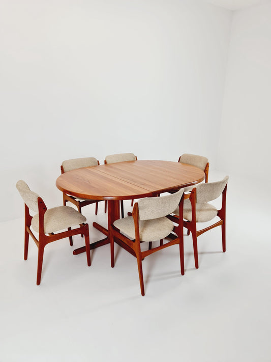 Mid century extendable Danish Modern Solid Teak dining table by Dyrlund MöbelFabrik , 1970s