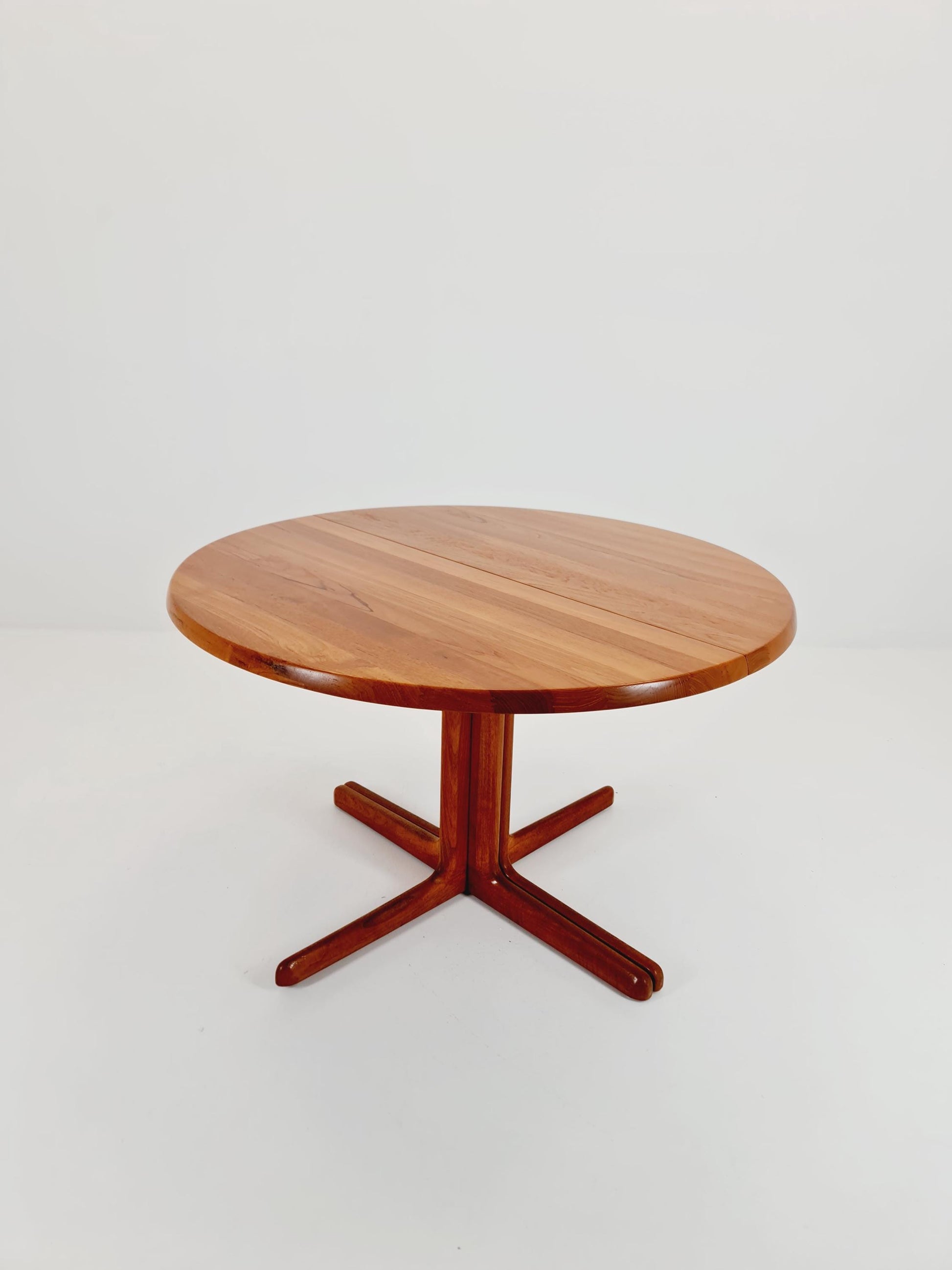 Mid century extendable Danish Modern Solid Teak dining table by Dyrlund MöbelFabrik , 1970s