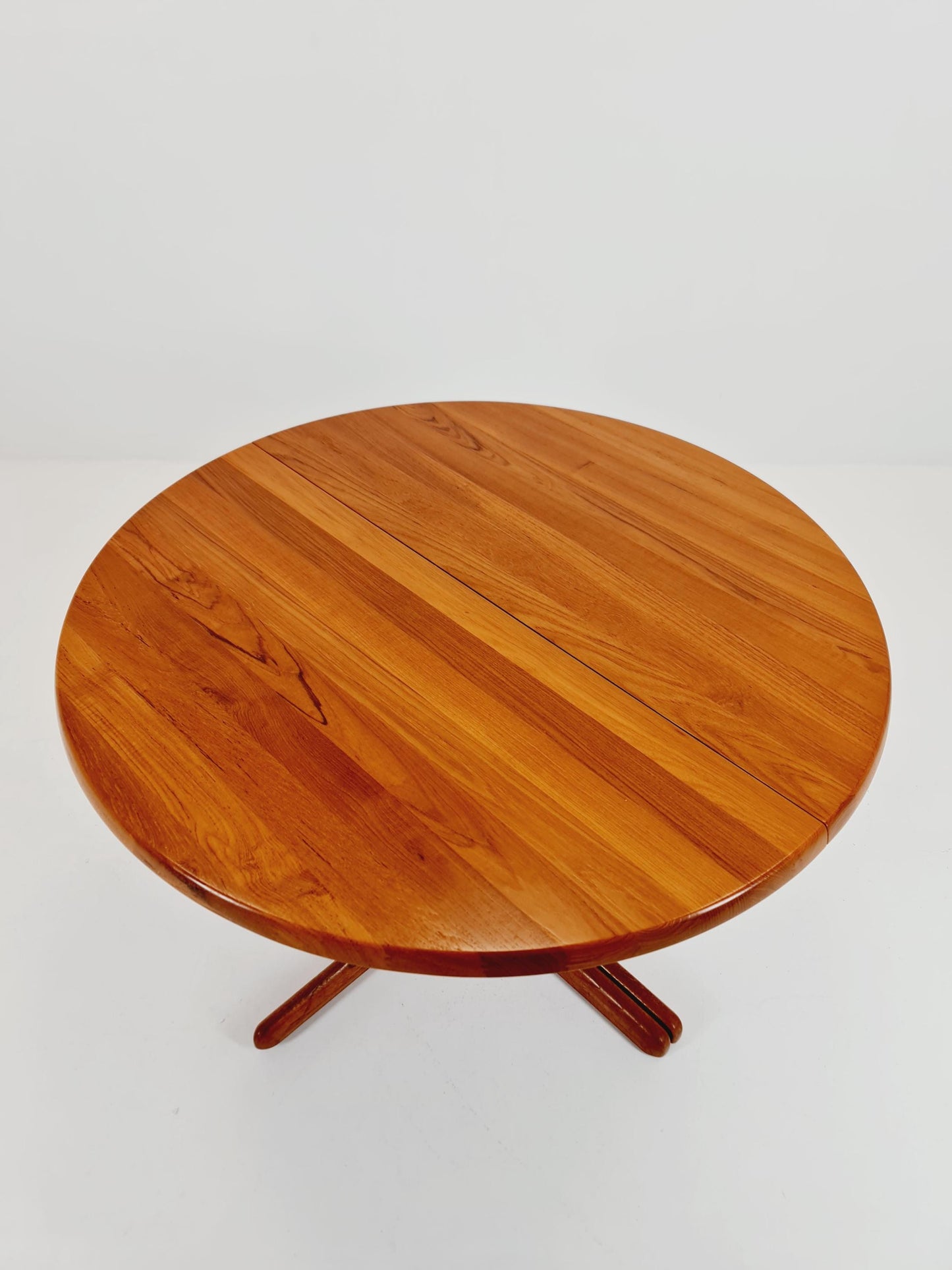 Mid century extendable Danish Modern Solid Teak dining table by Dyrlund MöbelFabrik , 1970s