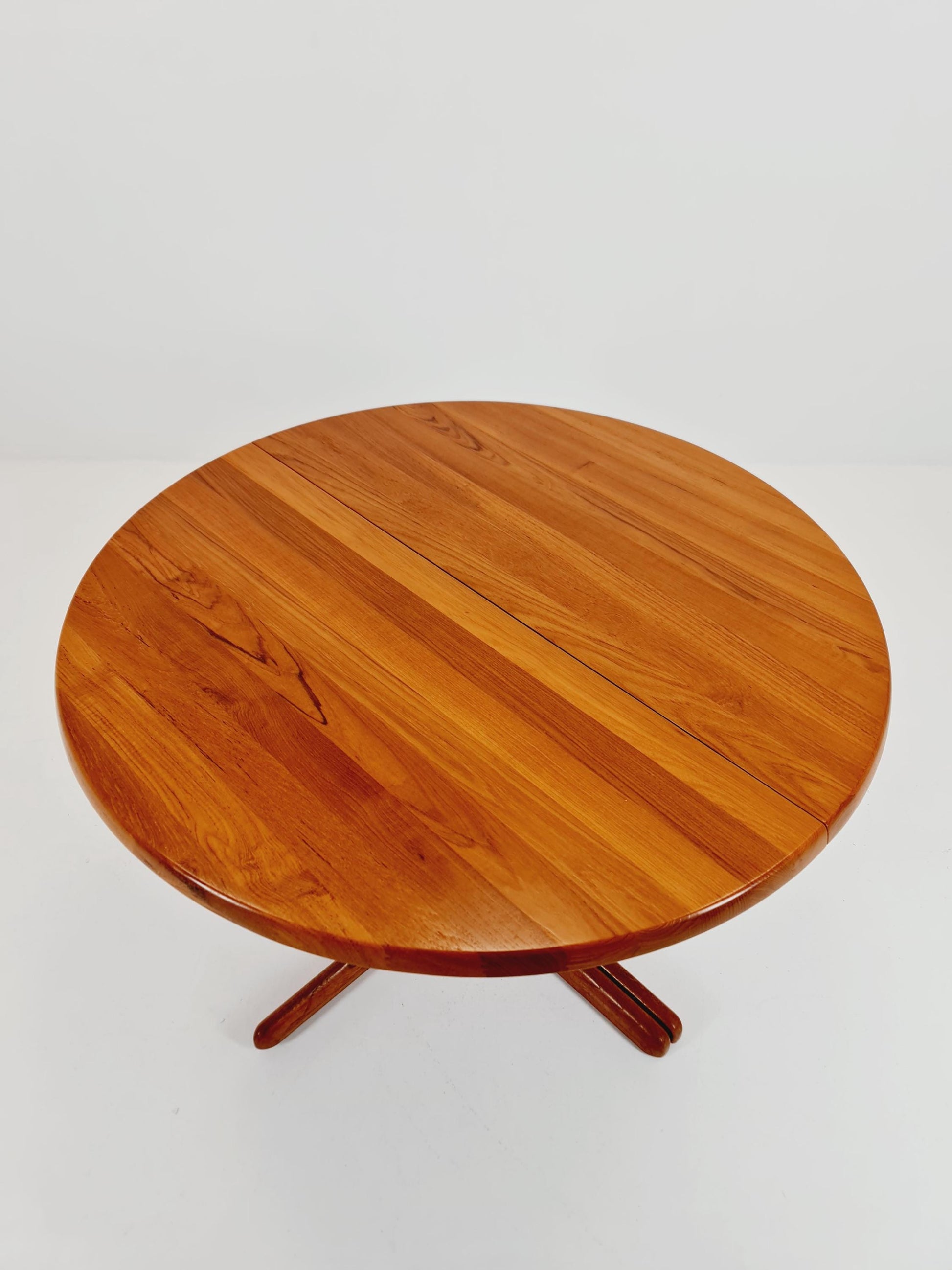 Mid century extendable Danish Modern Solid Teak dining table by Dyrlund MöbelFabrik , 1970s