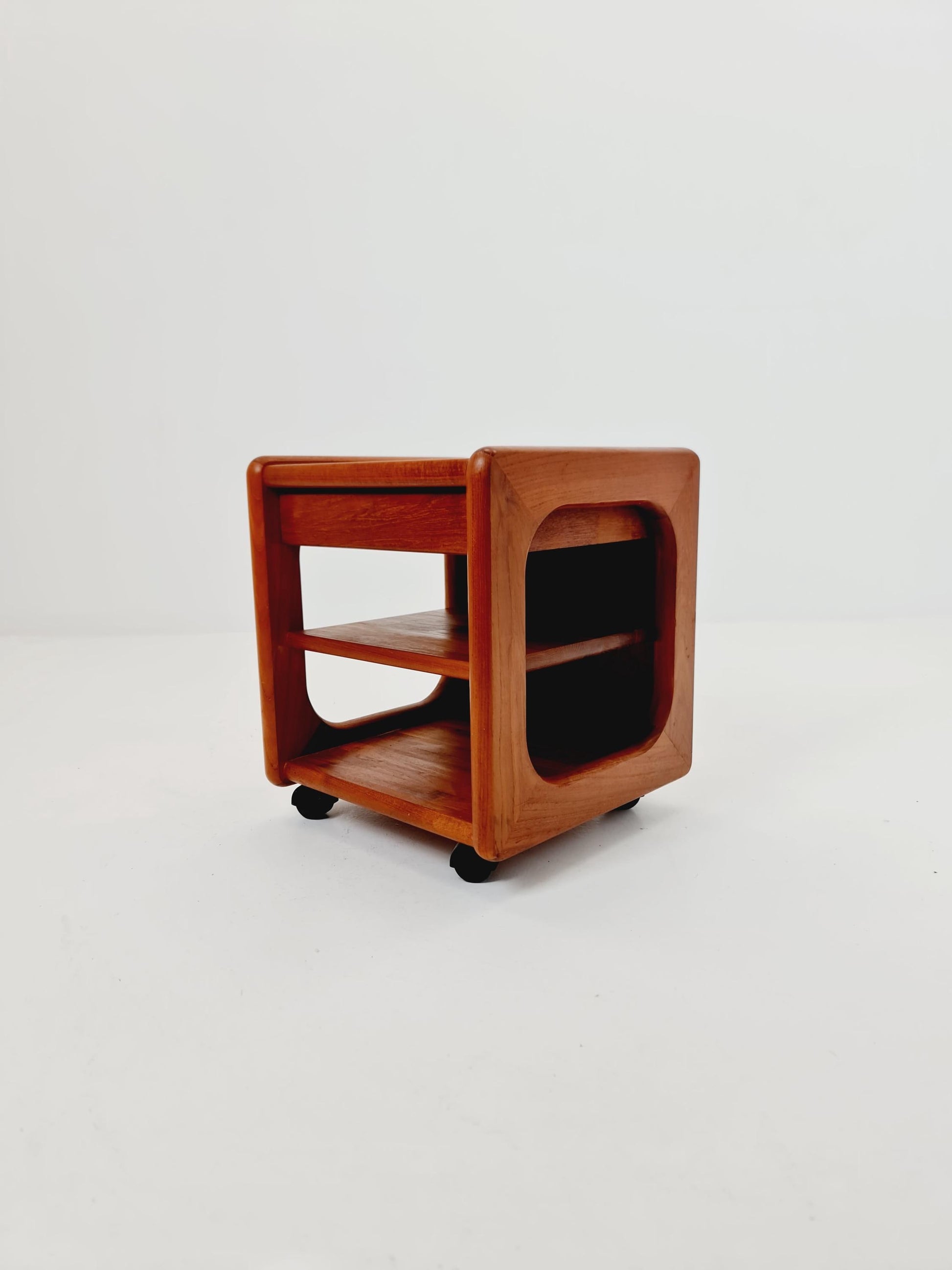 Vintage mid century danish sidetable in solid teak/nightstand By Dyrlund , 1960s
