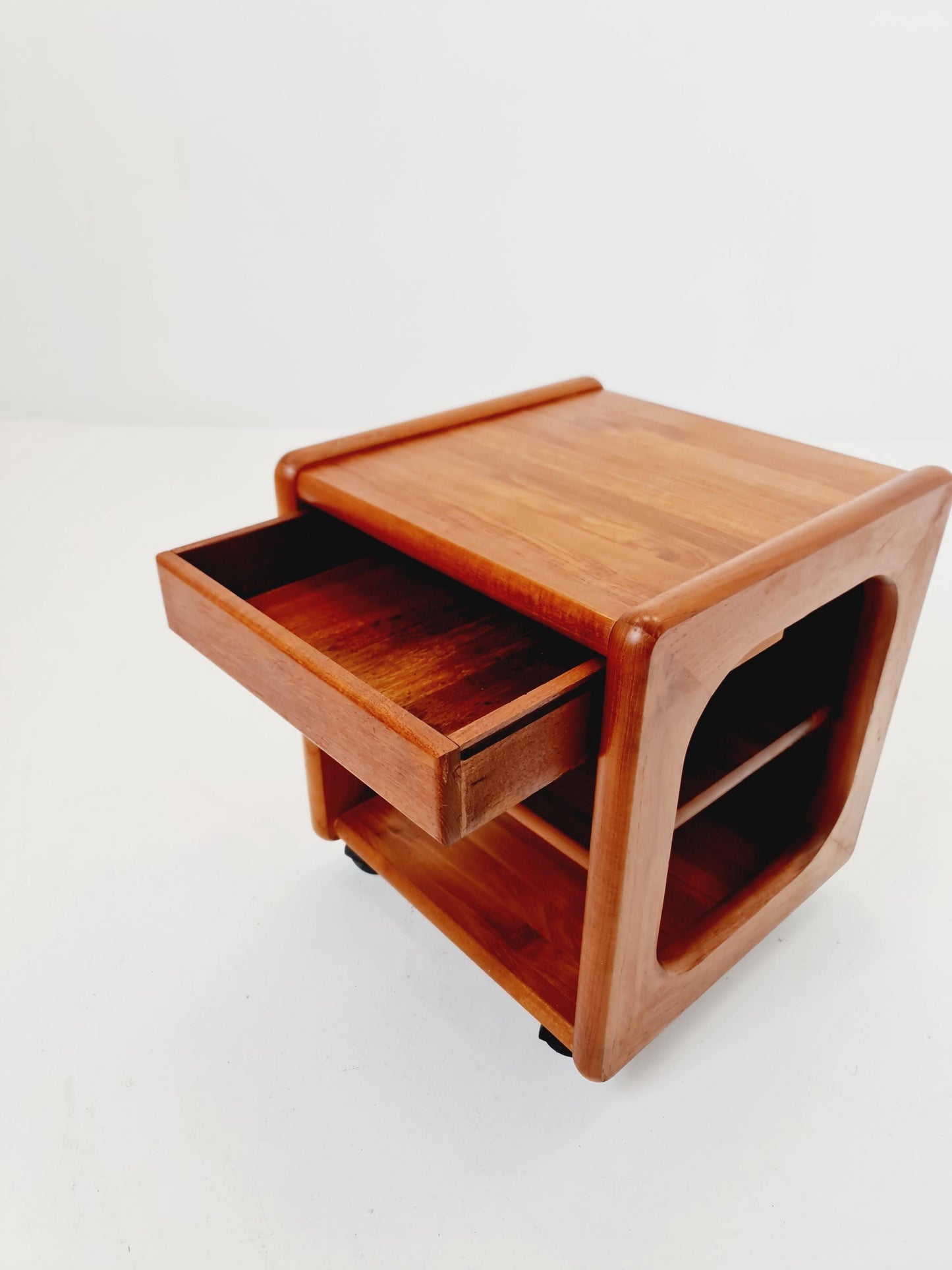 Vintage mid century danish sidetable in solid teak/nightstand By Dyrlund , 1960s