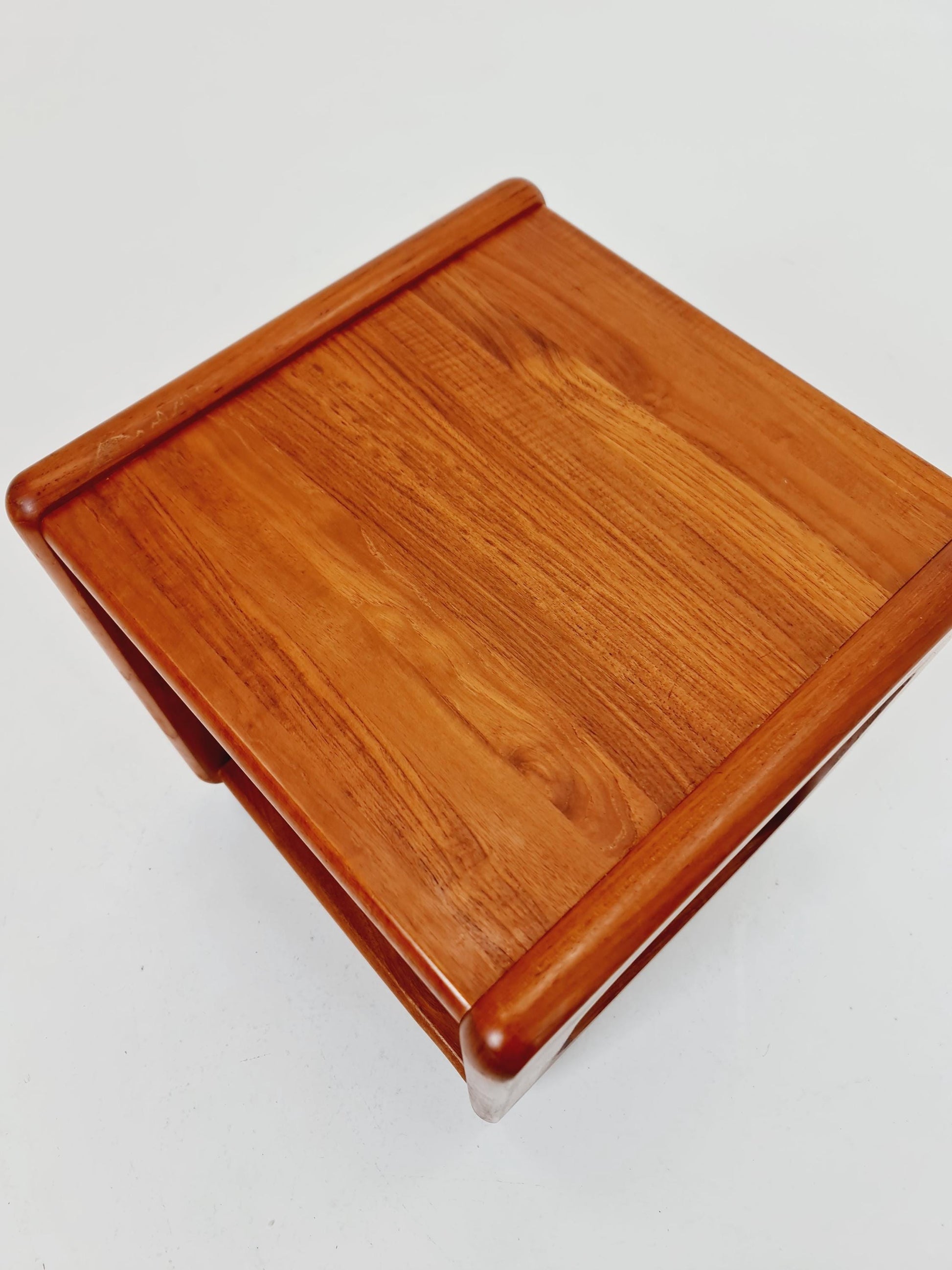 Vintage mid century danish sidetable in solid teak/nightstand By Dyrlund , 1960s