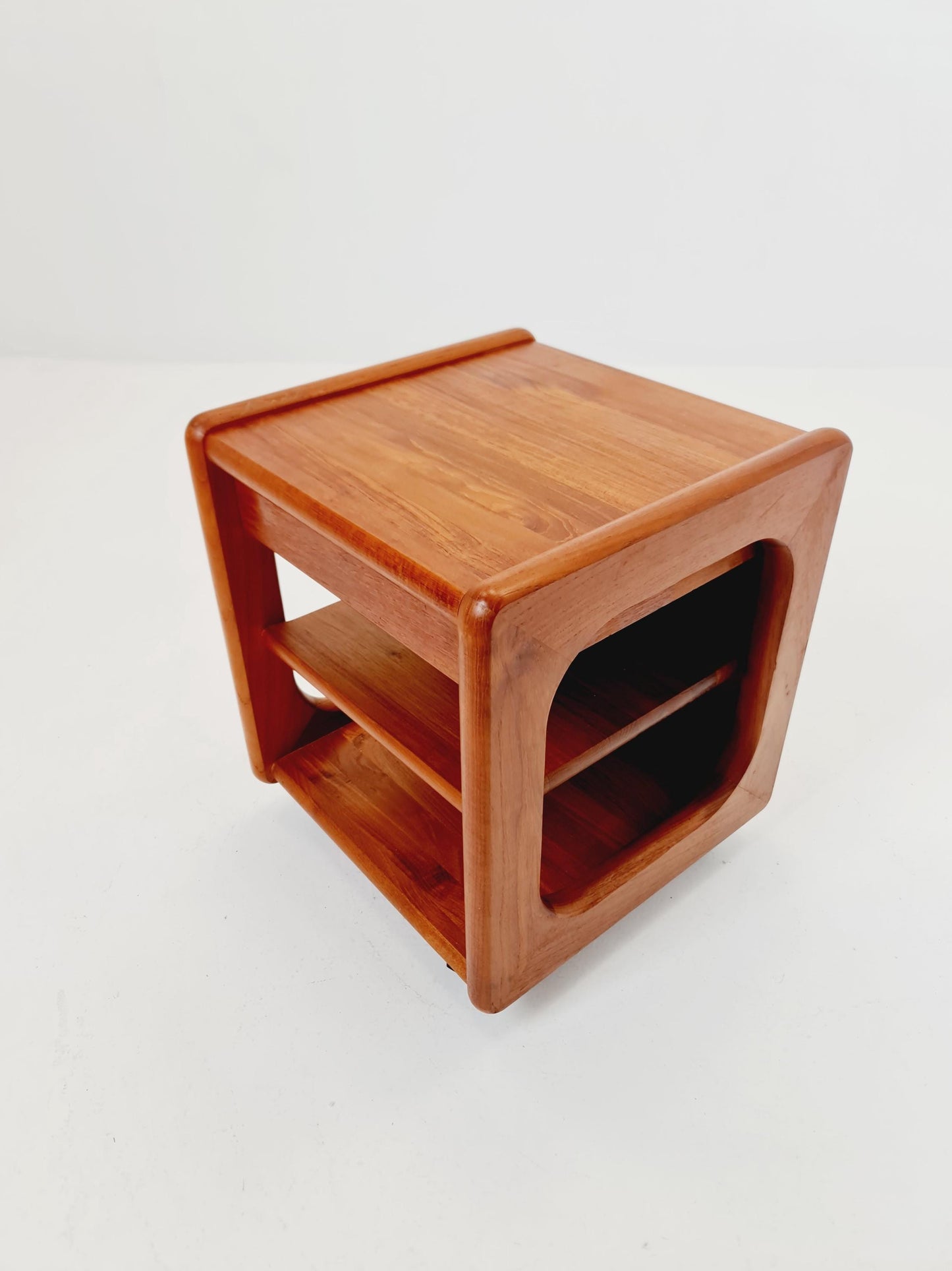 Vintage mid century danish sidetable in solid teak/nightstand By Dyrlund , 1960s