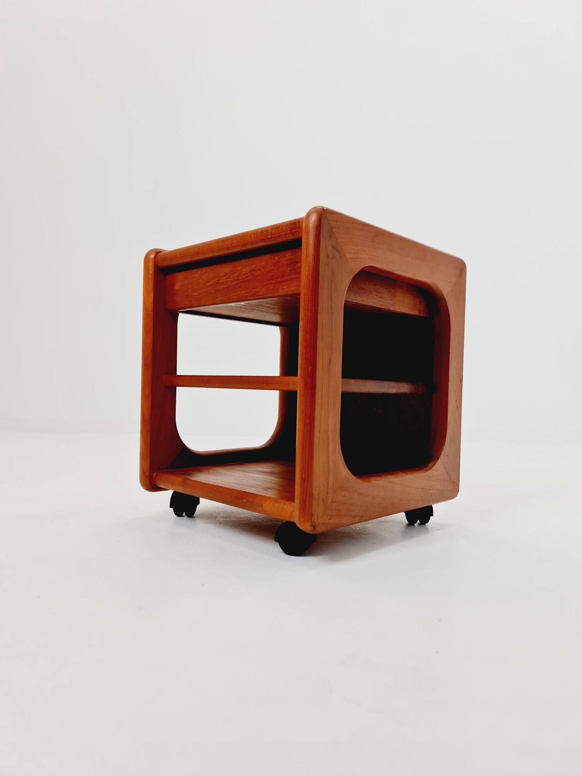 Vintage mid century danish sidetable in solid teak/nightstand By Dyrlund , 1960s
