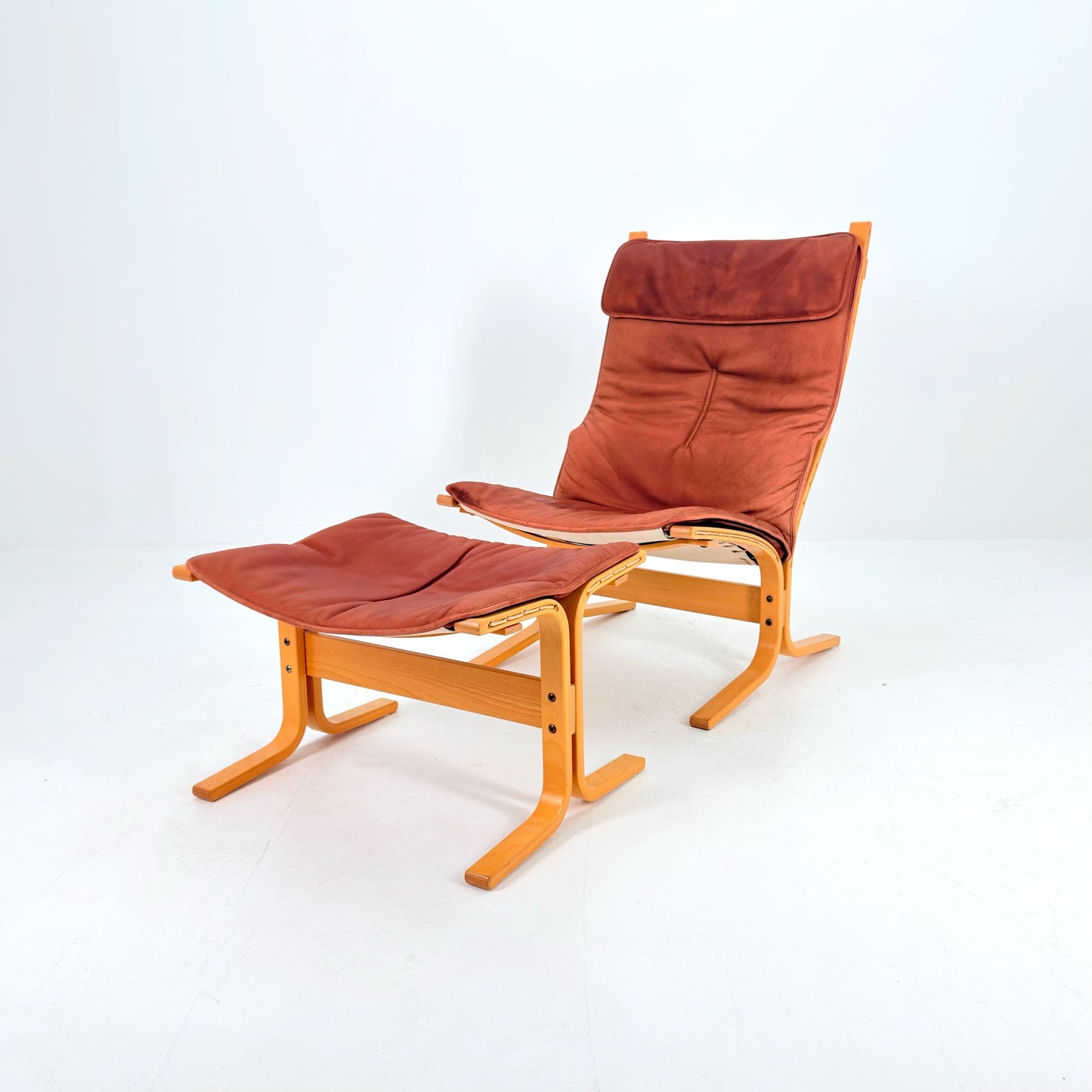 Mid century lounge chair “Siesta” and ottoman by Ingmar Relling, Westnofa Furniture, Norway 1980s