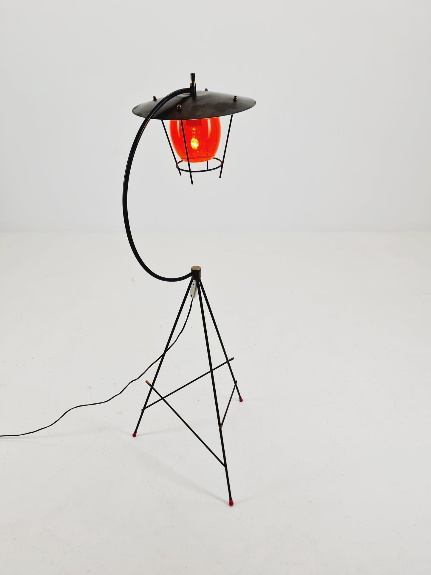 Mid century Tripod Italian floor lamp Red Glas & Brass Details 1950s