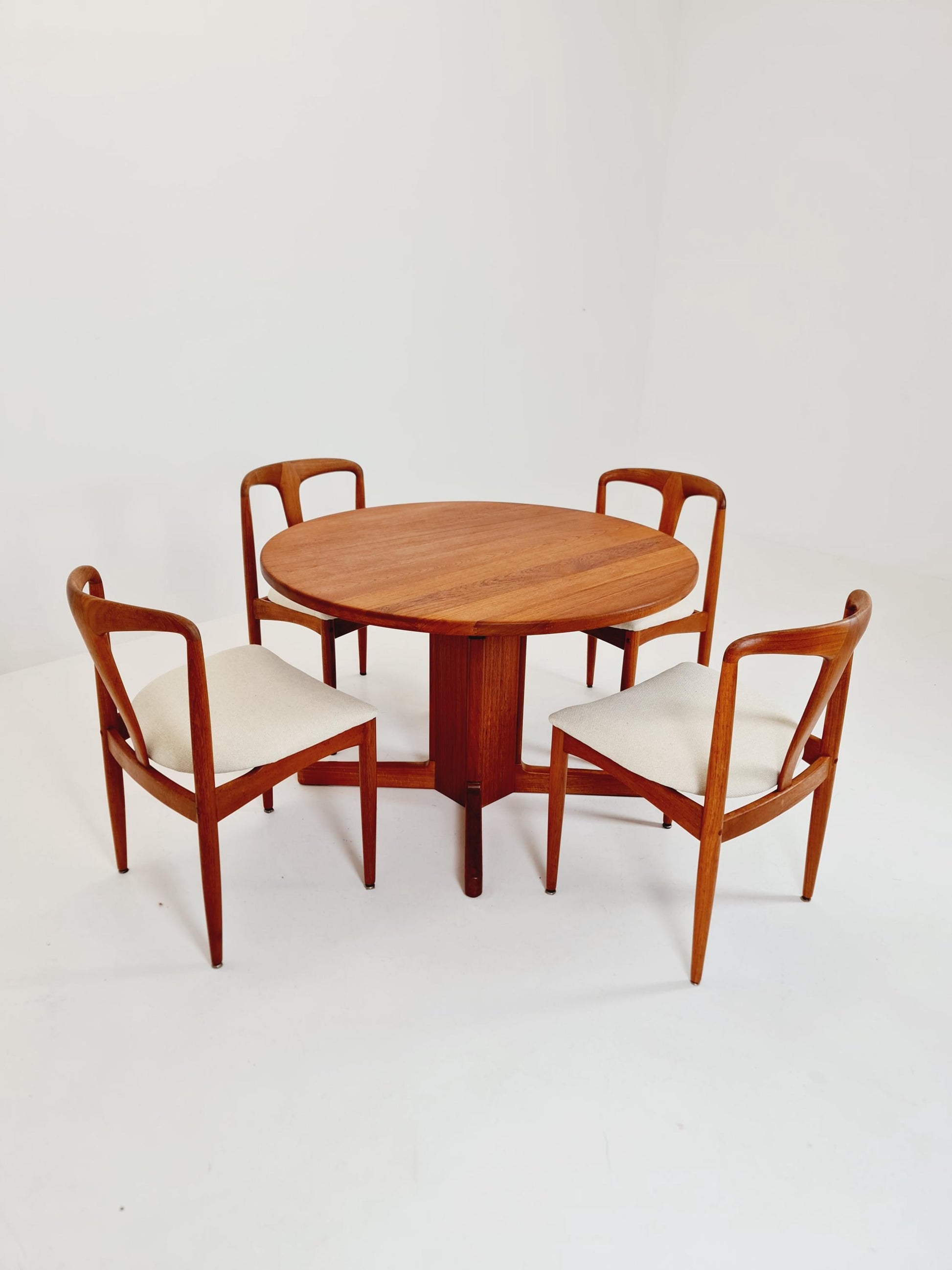 mid centuy Dansih Coffe talbe / dining Table by K.P Möbler 1950s