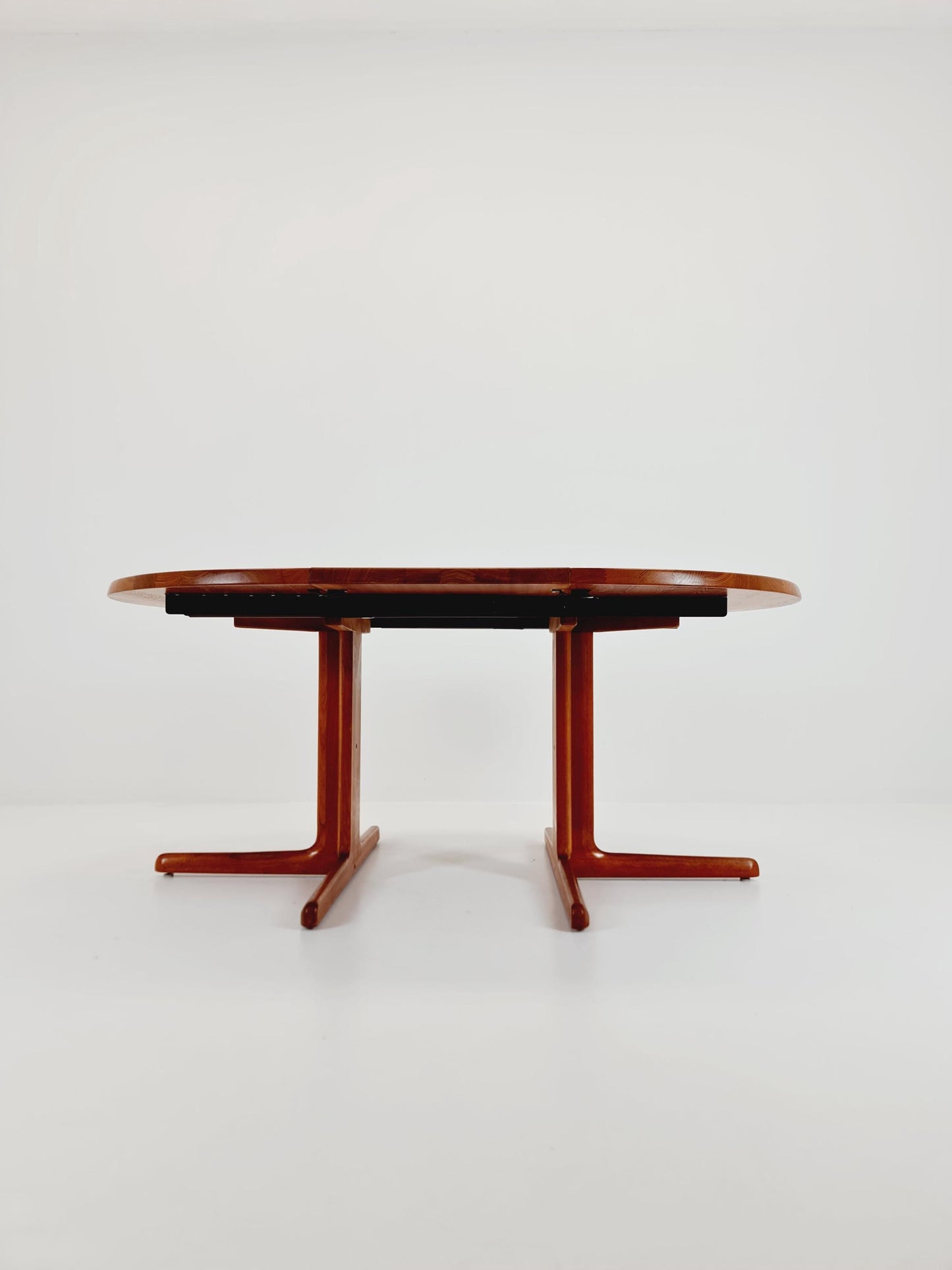 Mid century extendable Danish Modern Solid Teak dining table by Dyrlund MöbelFabrik , 1970s