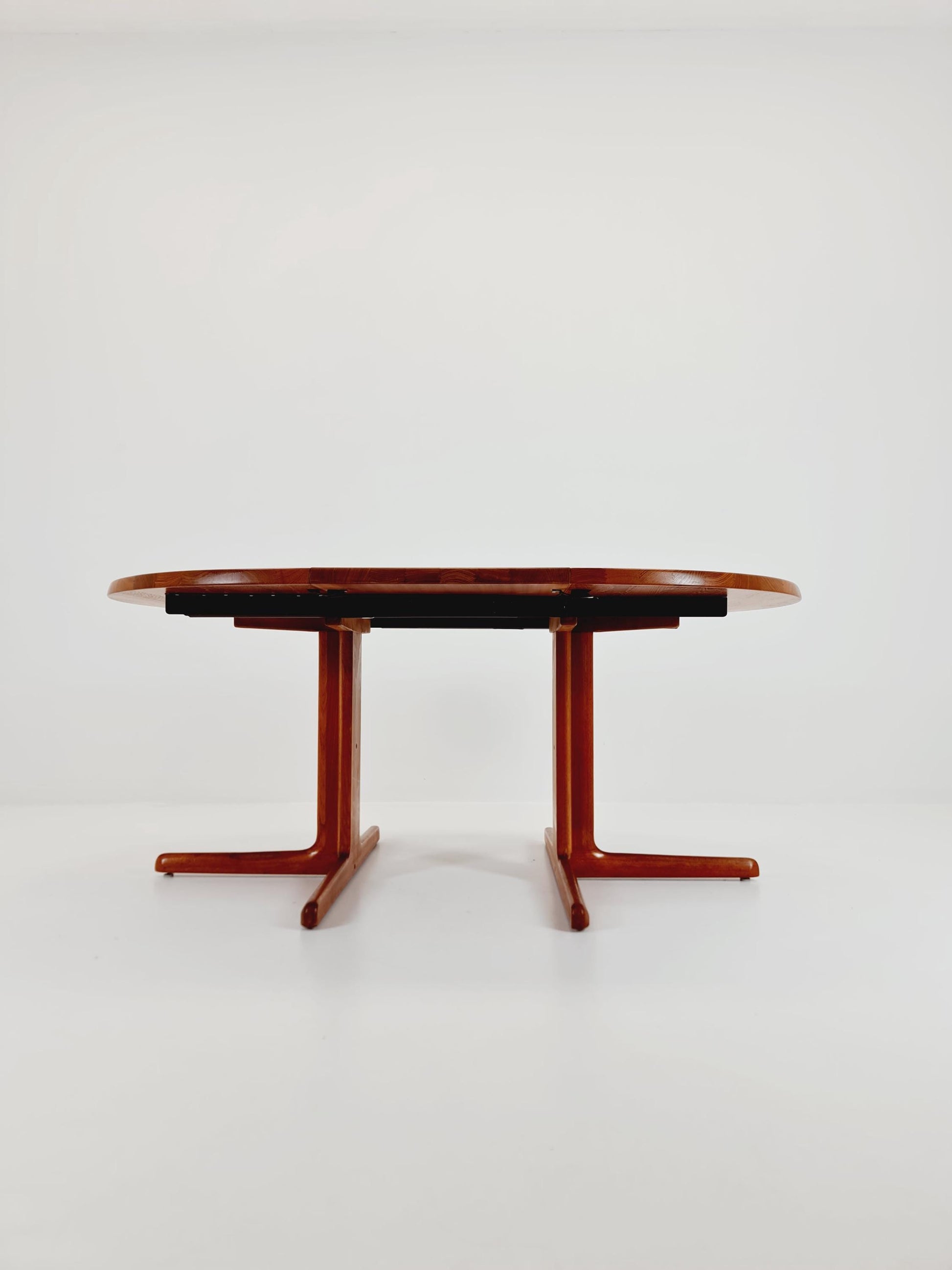 Mid century extendable Danish Modern Solid Teak dining table by Dyrlund MöbelFabrik , 1970s
