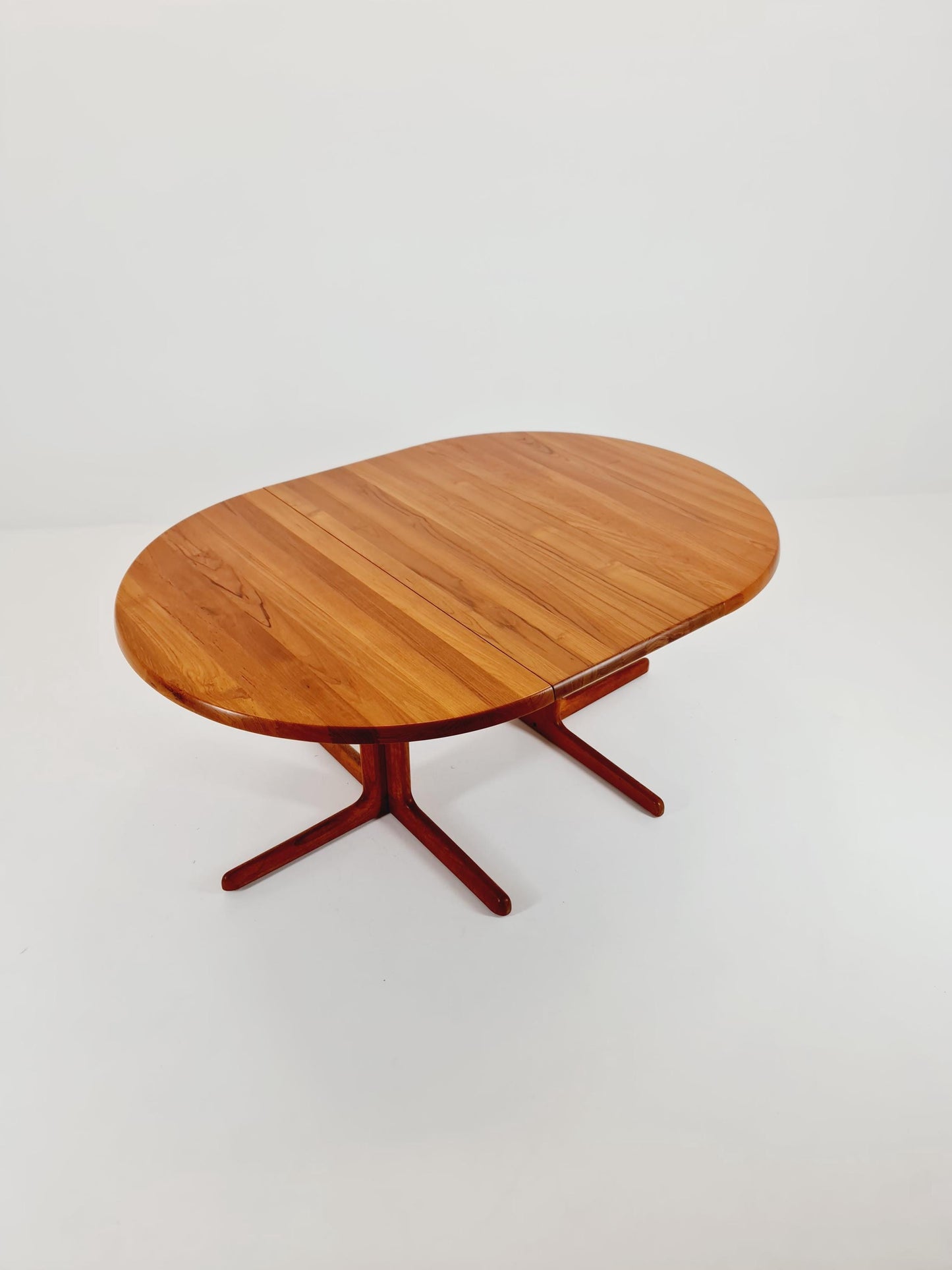 Mid century extendable Danish Modern Solid Teak dining table by Dyrlund MöbelFabrik , 1970s