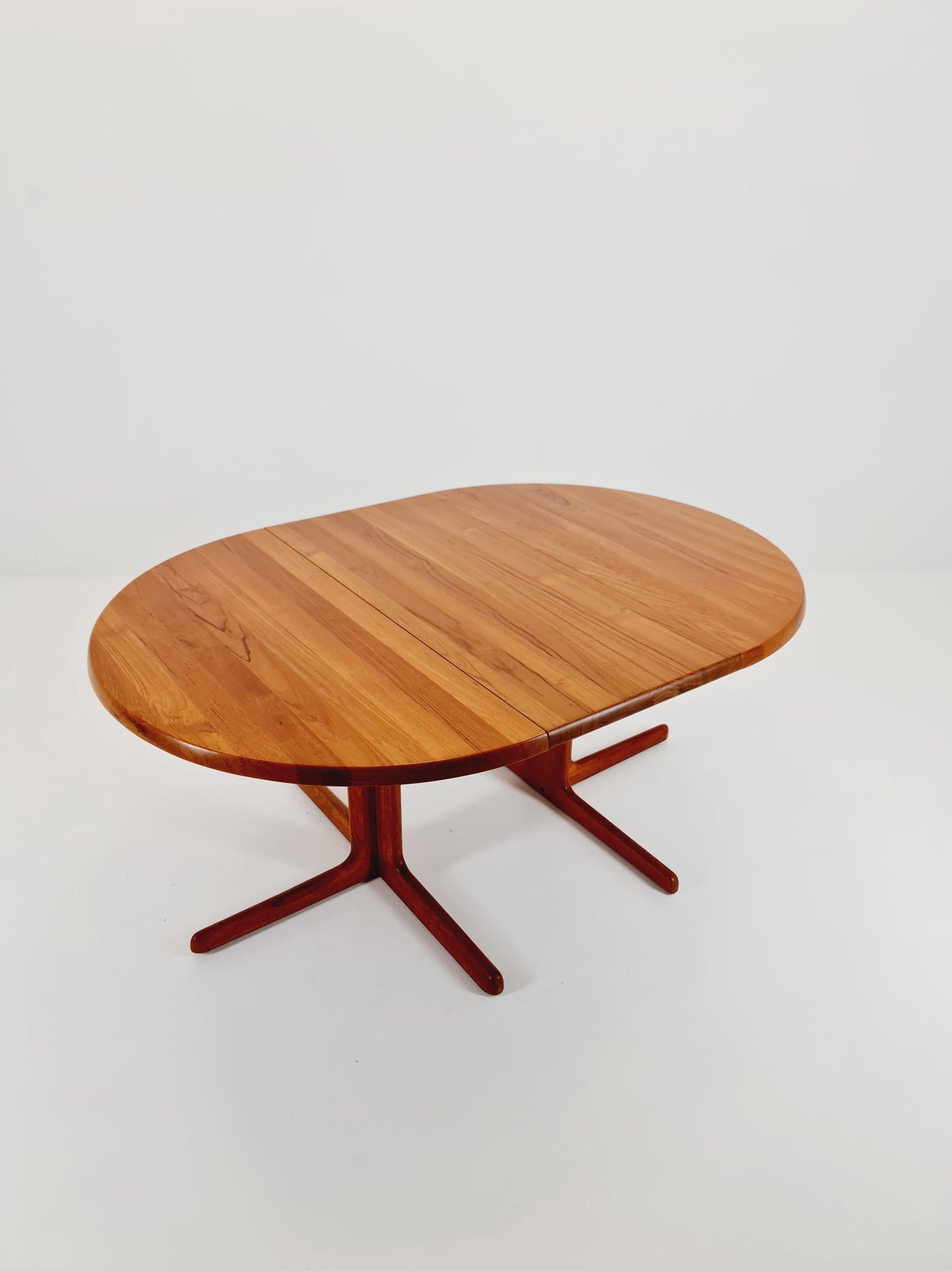 Mid century extendable Danish Modern Solid Teak dining table by Dyrlund MöbelFabrik , 1970s